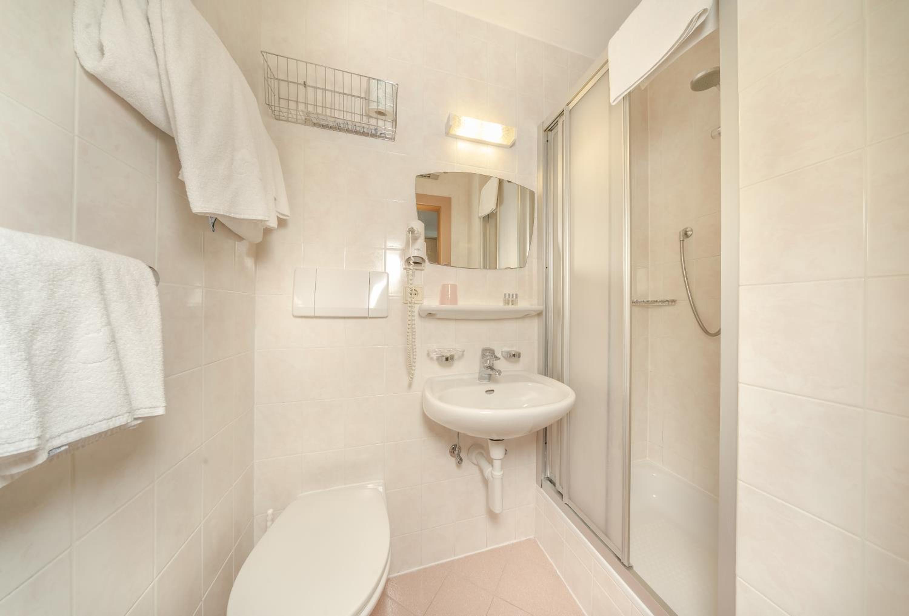 Economy Double Room (2 Stars) - Photo 4