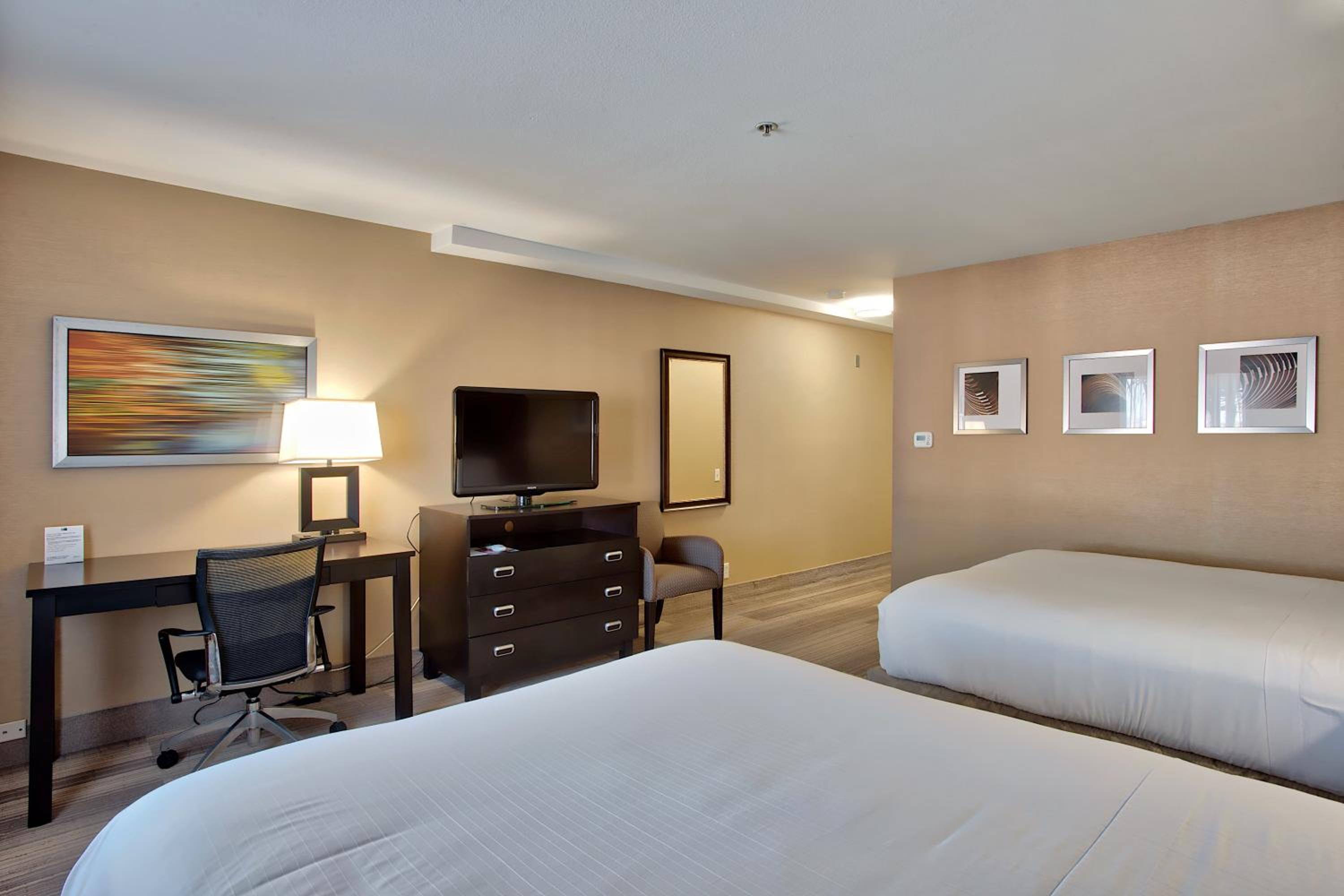 Standard Room With Two Queen Beds - Photo 5