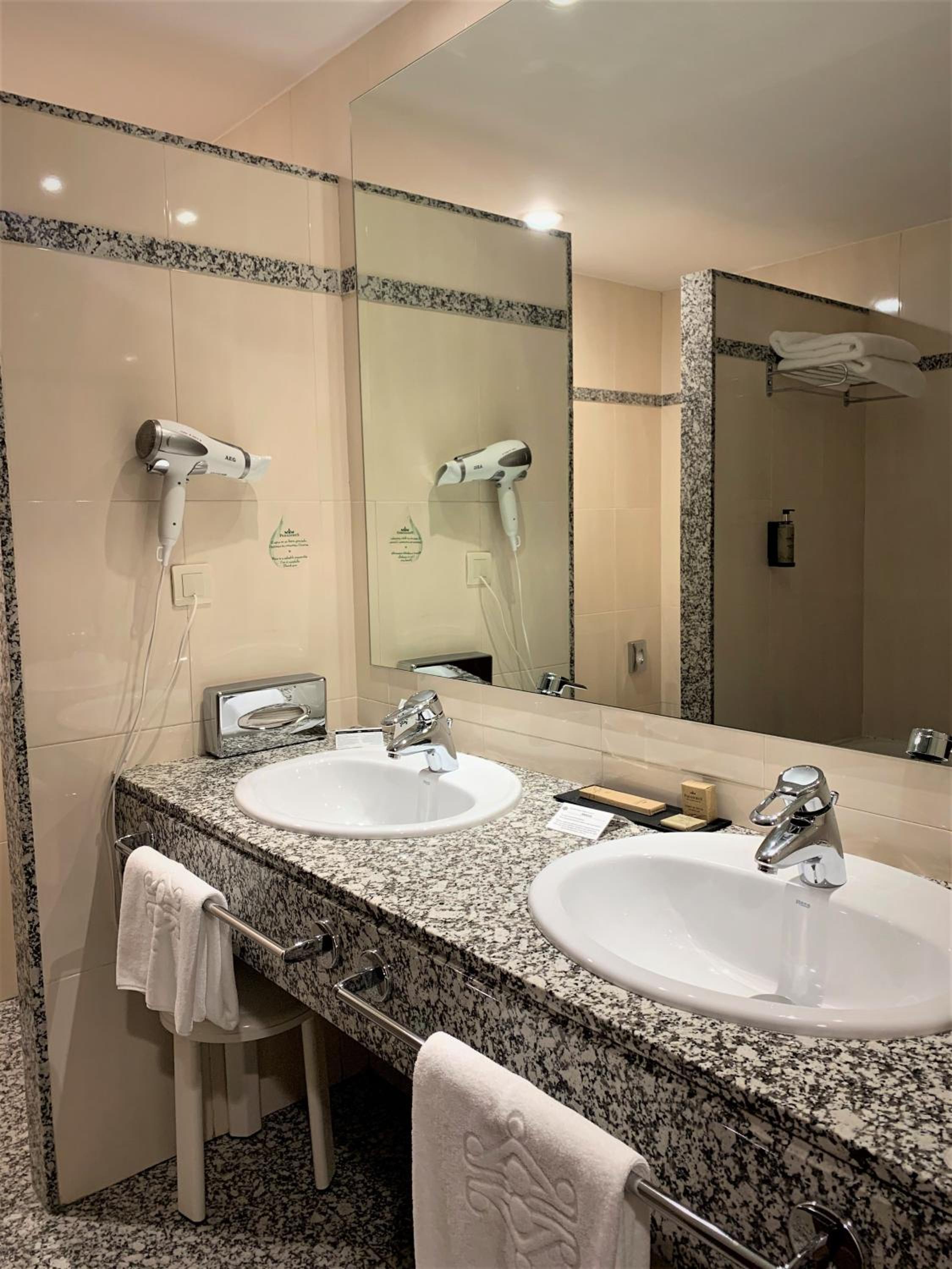 Standard Double Room - Photo 13
