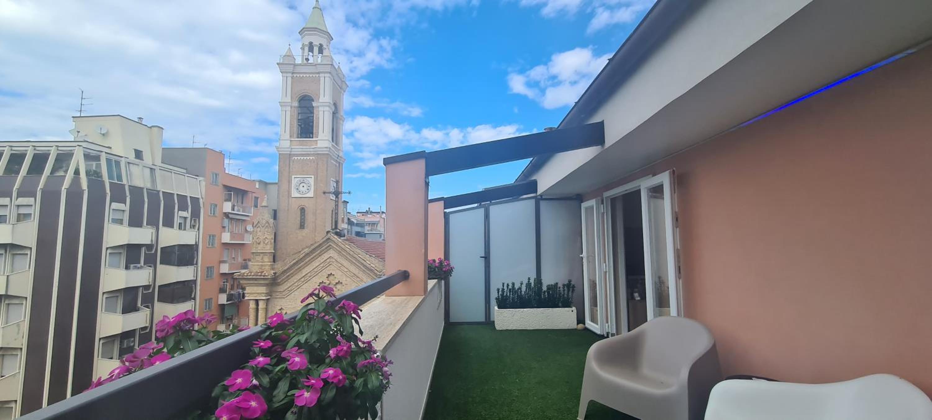 Double Room with Balcony - Photo 19