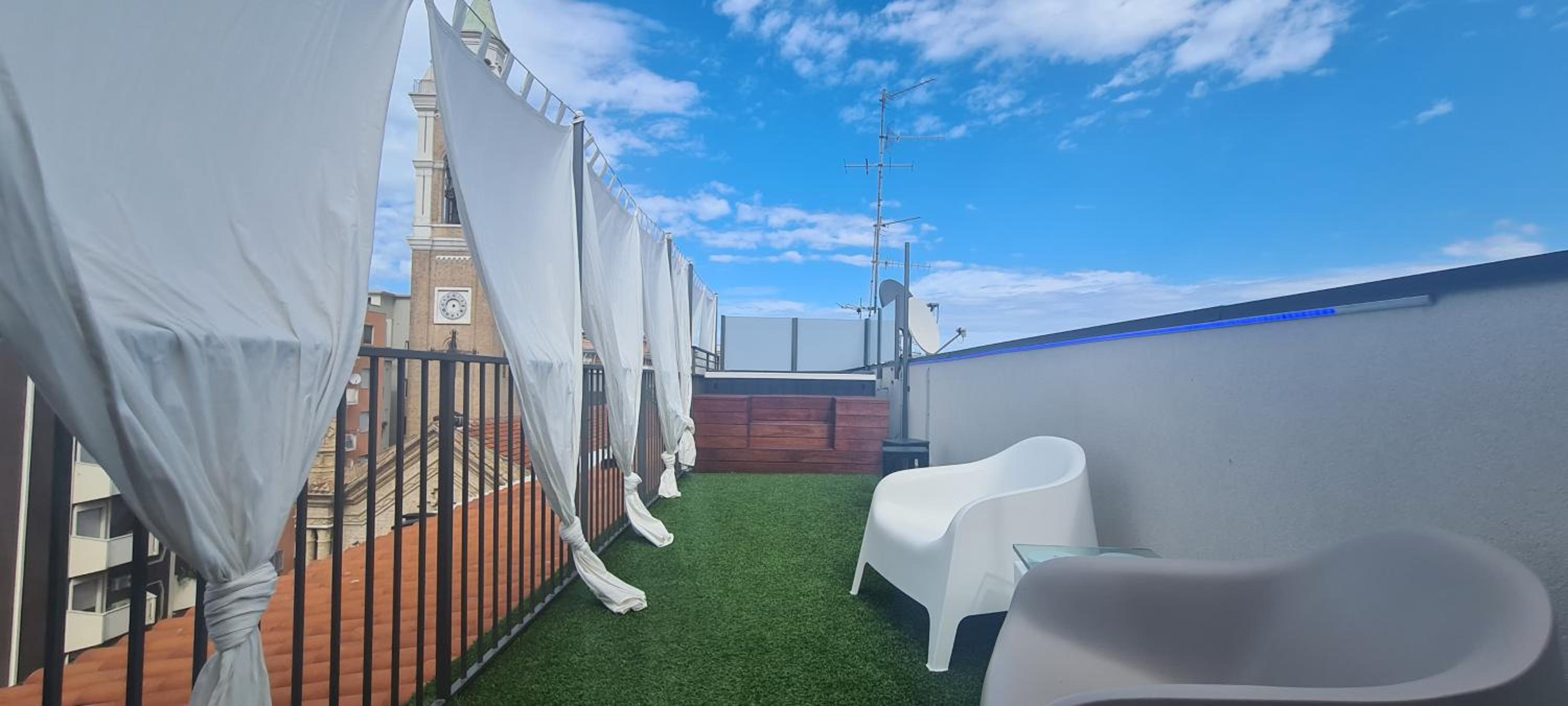 Double Room with Balcony - Photo 18