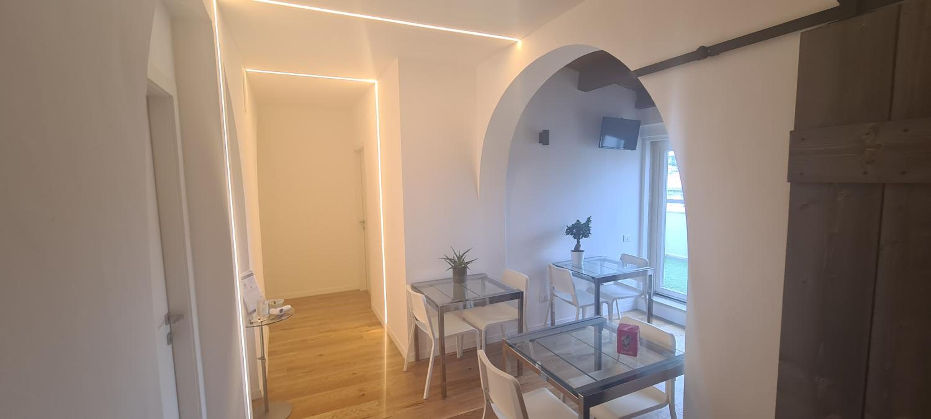 Double Room with Balcony - Photo 10