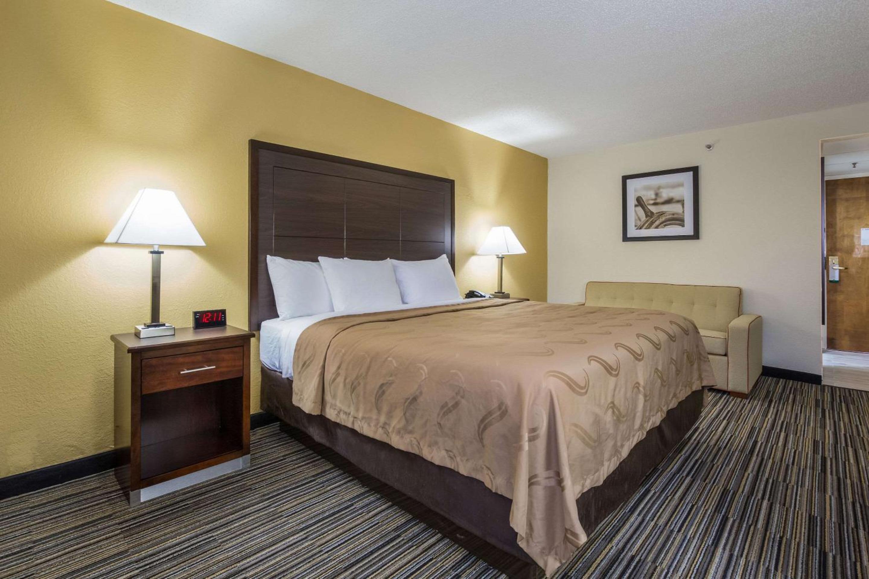 Standard King Room - Non-Smoking  - Photo 1