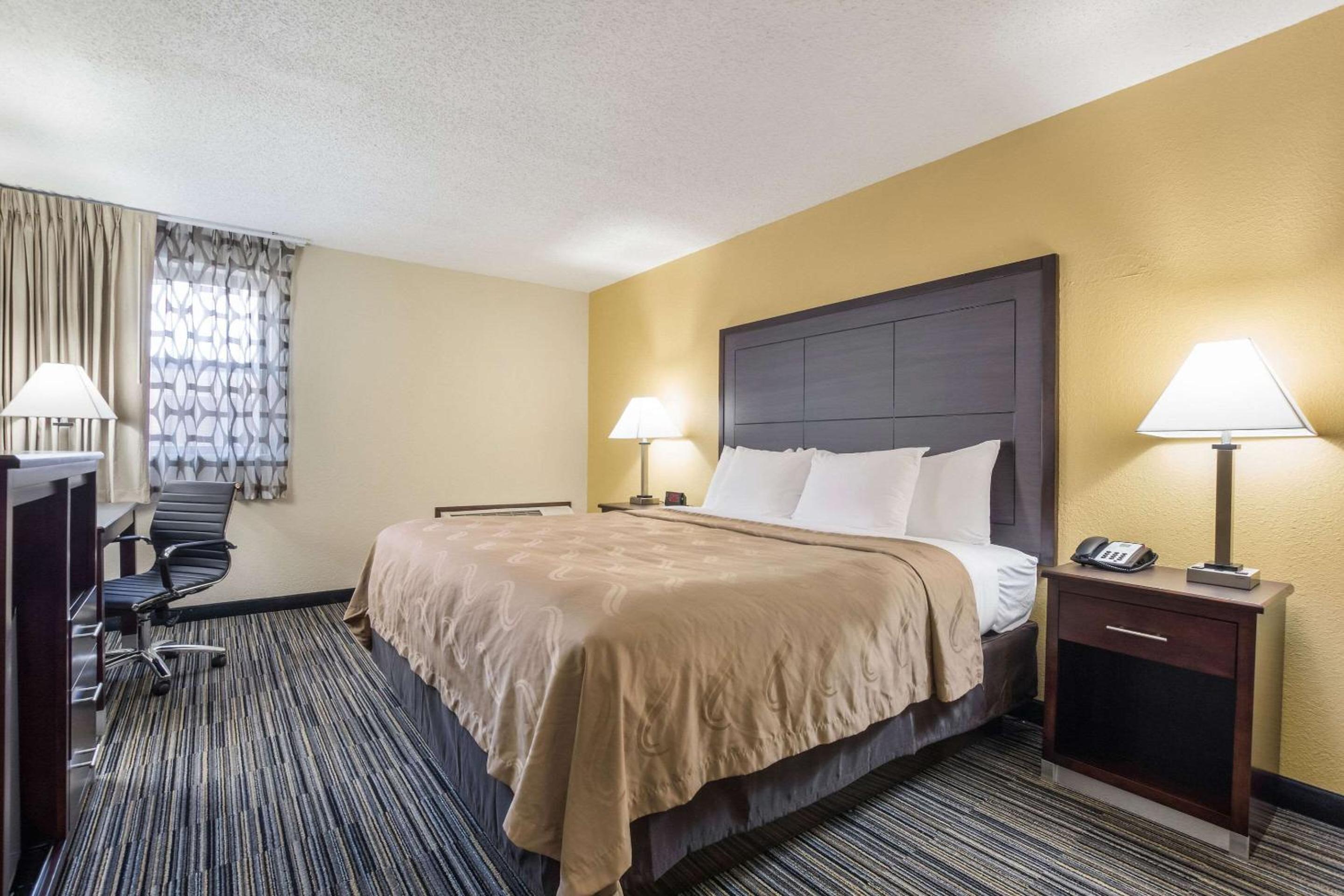 Standard King Room - Non-Smoking  - Photo 5