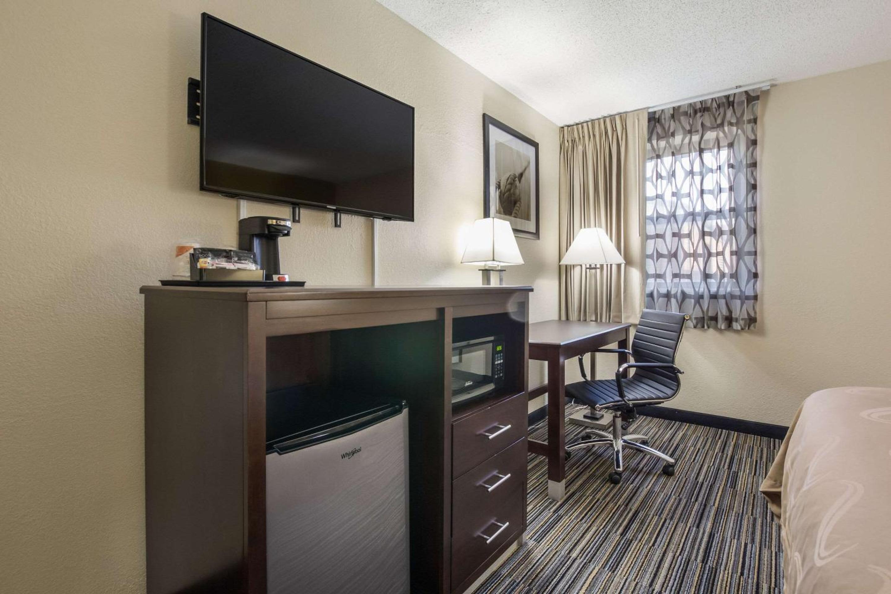 Standard King Room - Non-Smoking  - Photo 6