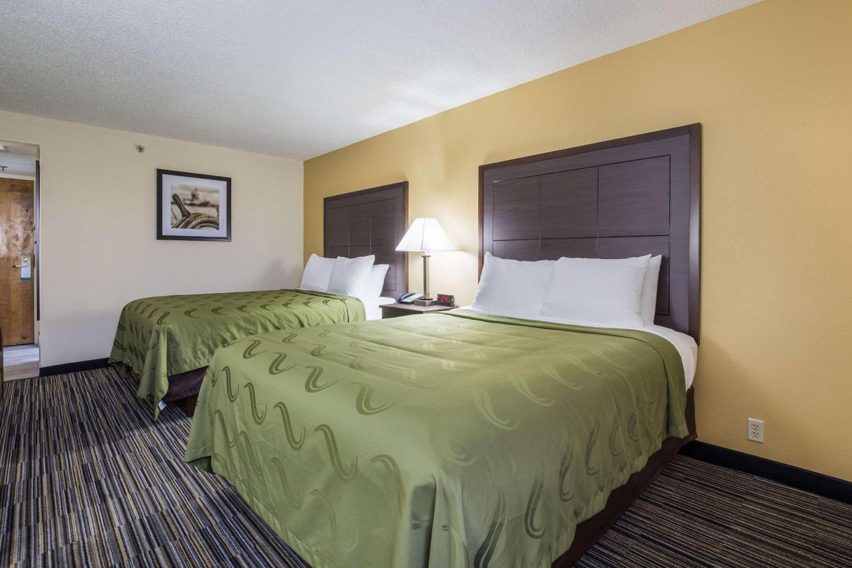 Standard Queen Room with Two Queen Beds - Non-Smoking - Photo 2