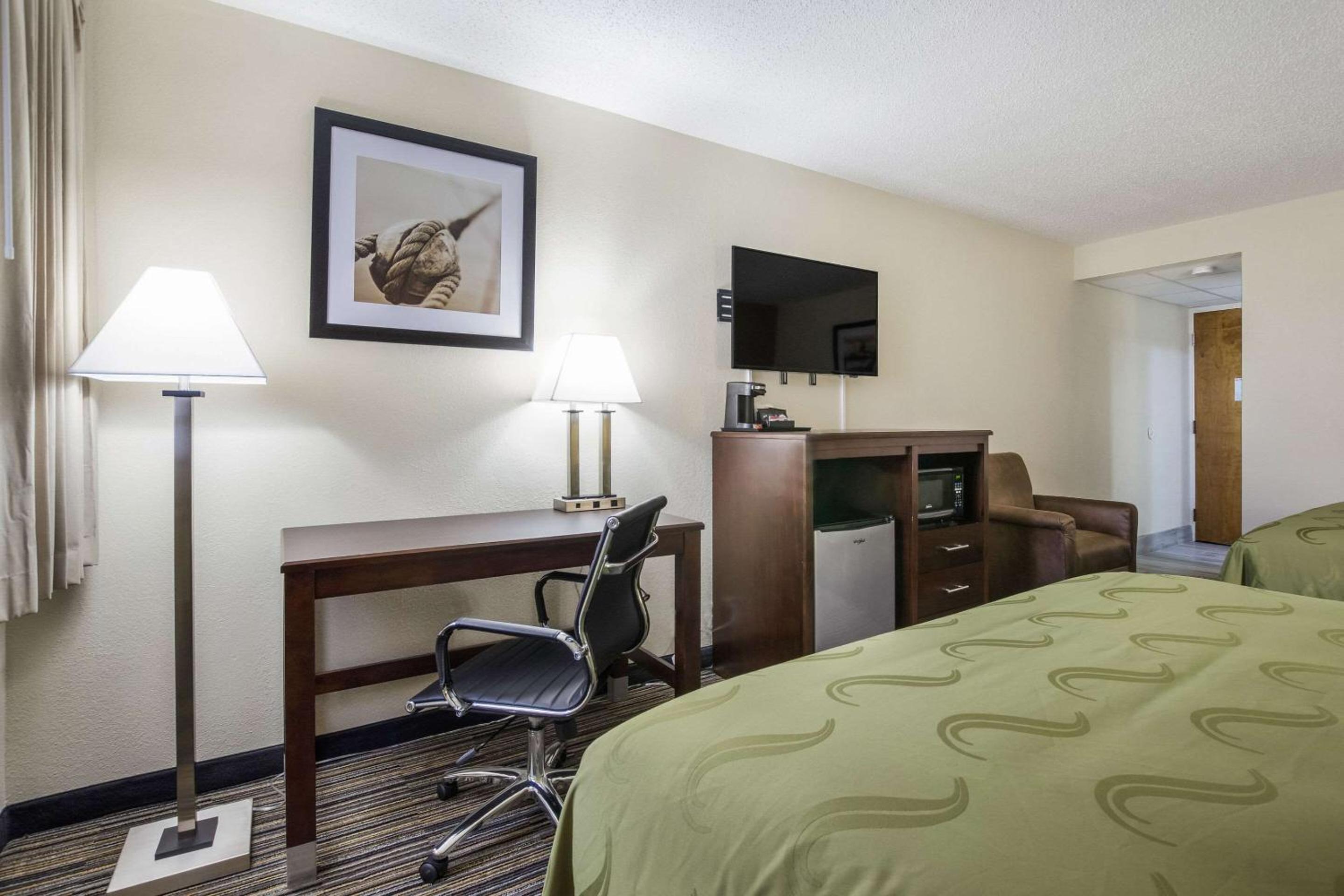 Standard Queen Room with Two Queen Beds - Non-Smoking - Photo 3