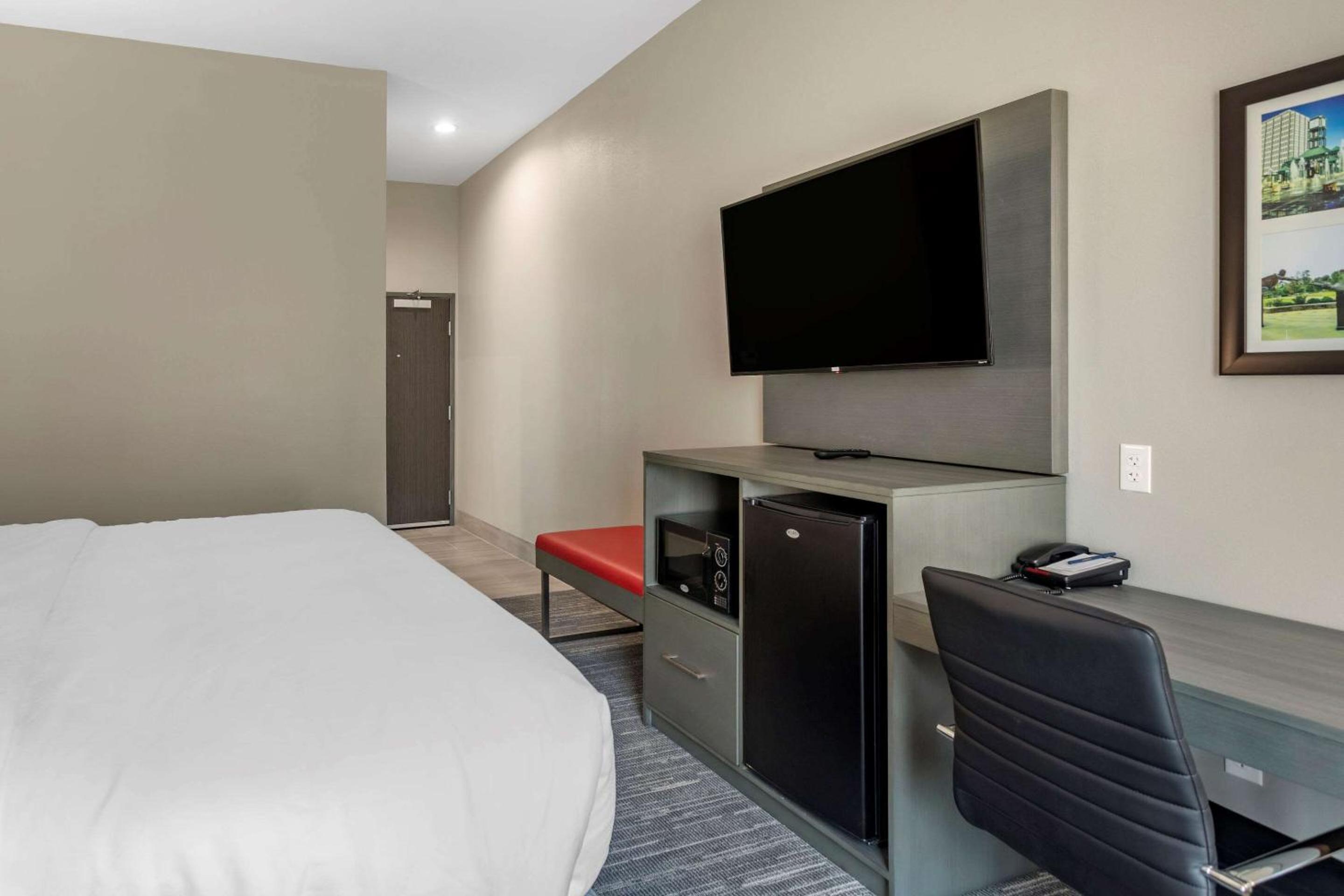 Standard King Room - Non-Smoking  - Photo 13