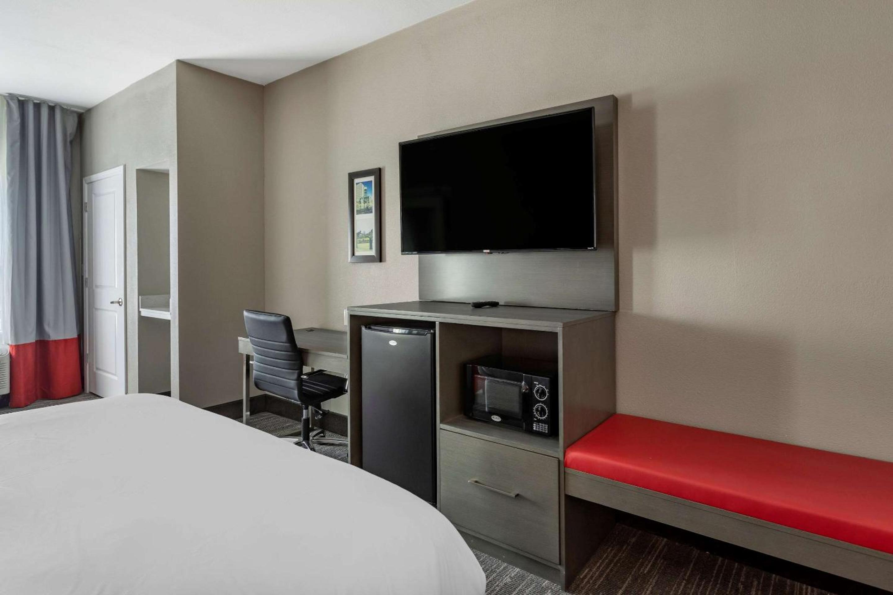 Queen Room with Two Queen Beds - Accessible/Non-Smoking  - Photo 2