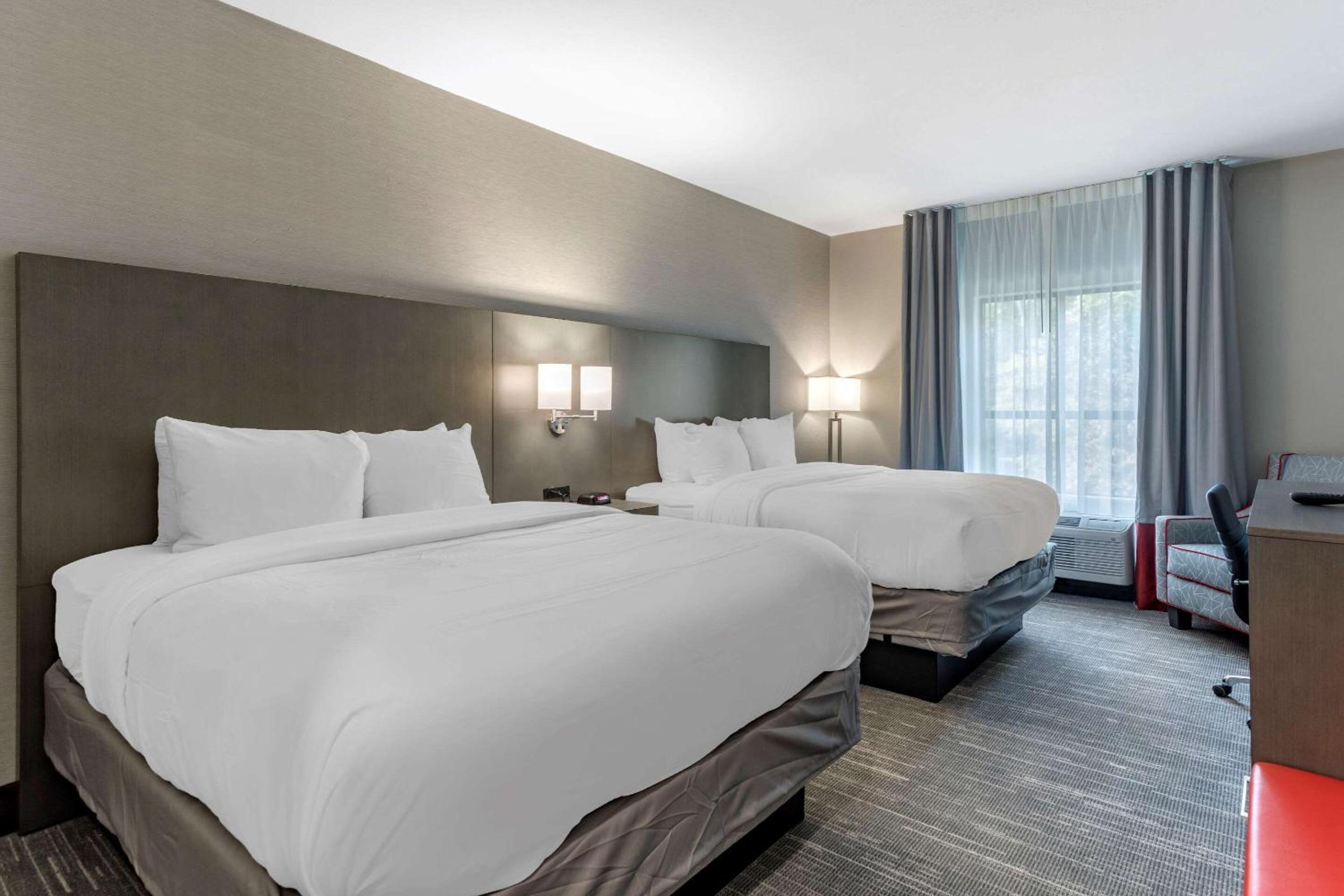 Standard Queen Room with Two Queen Beds - Non-Smoking - Photo 17