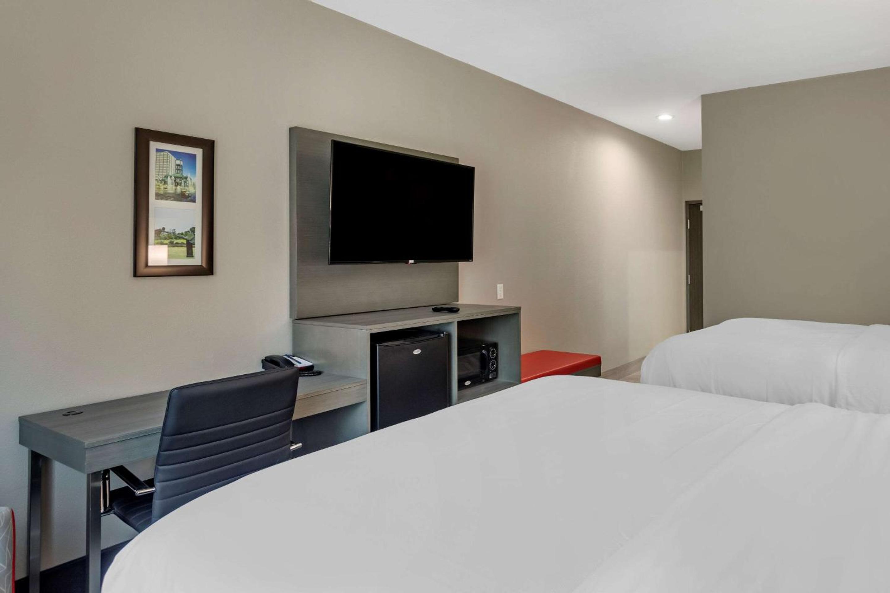 Standard Queen Room with Two Queen Beds - Non-Smoking - Photo 16