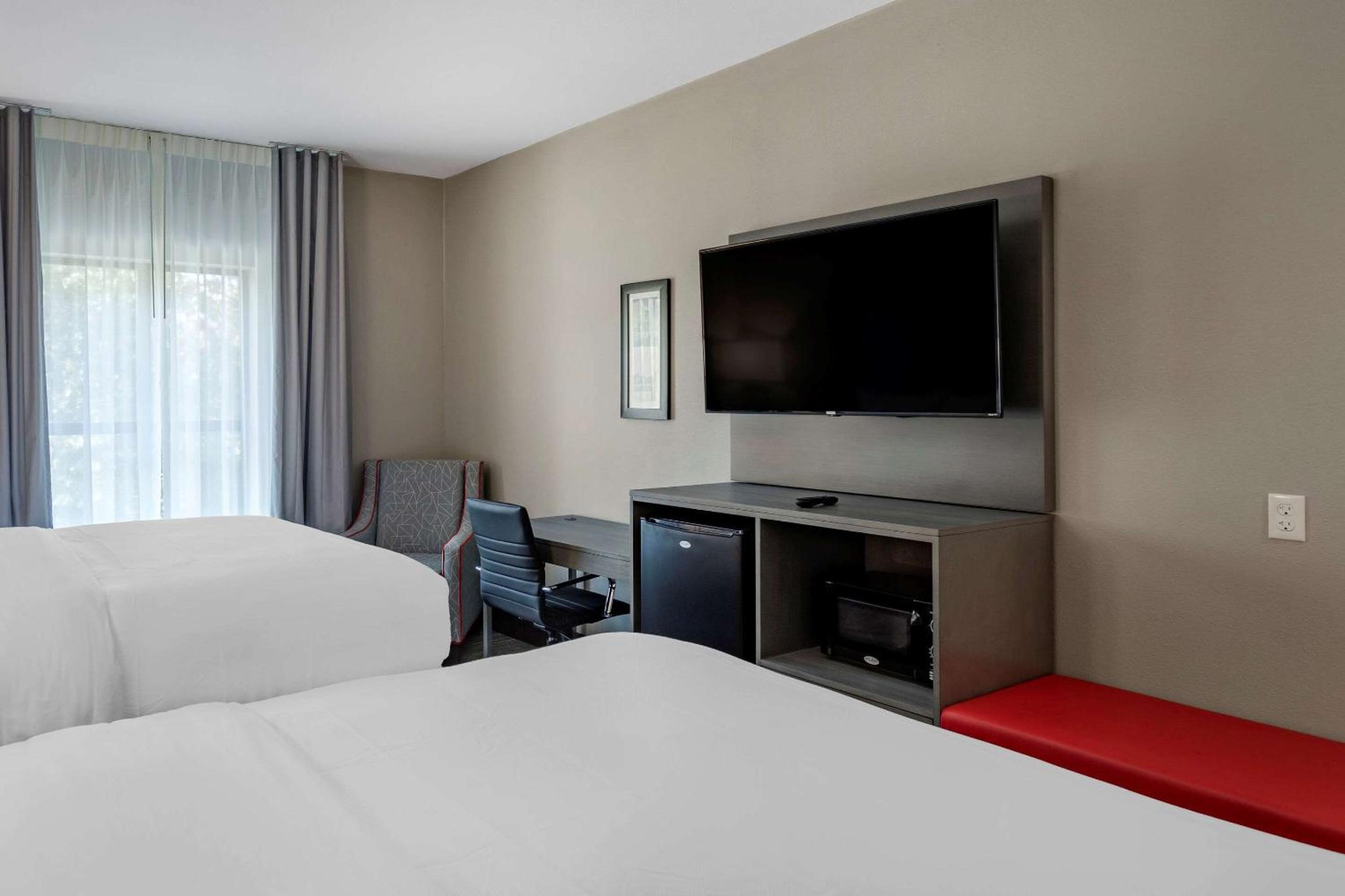 Standard Queen Room with Two Queen Beds - Non-Smoking - Photo 3