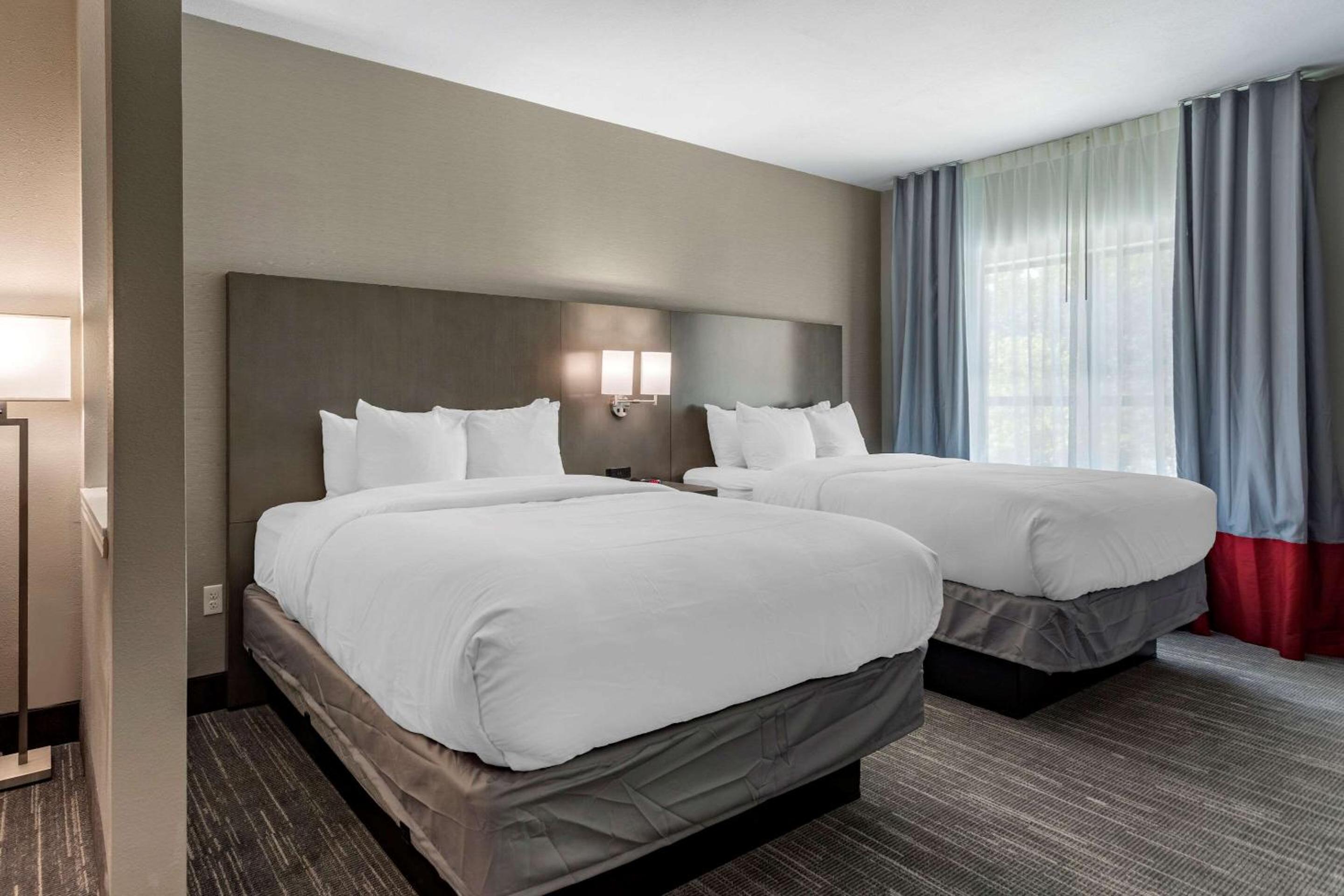 Queen Suite with Two Queen Beds - Non-Smoking - Photo 10