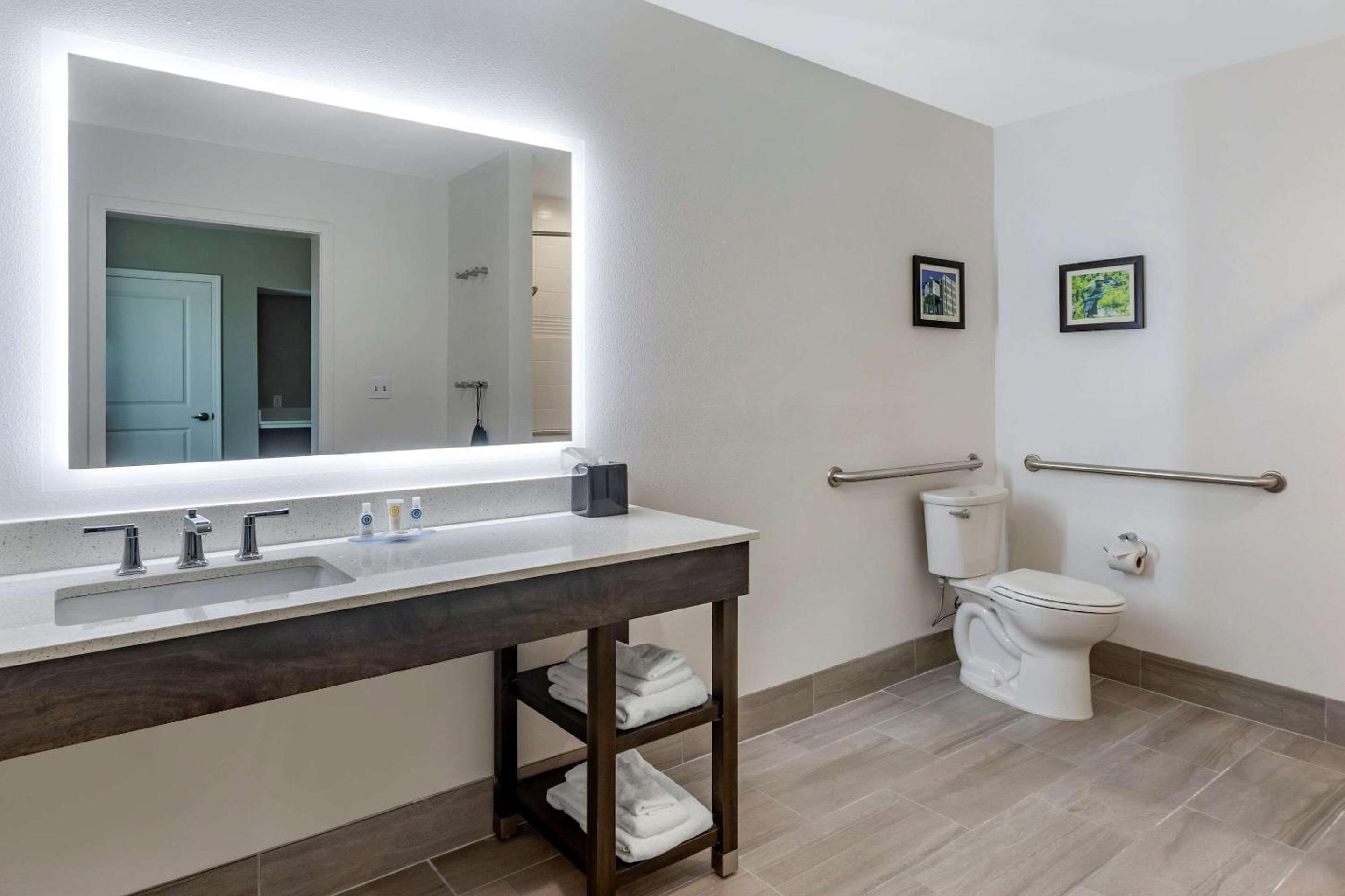 King Suite - Accessible/Non-Smoking - Photo 2