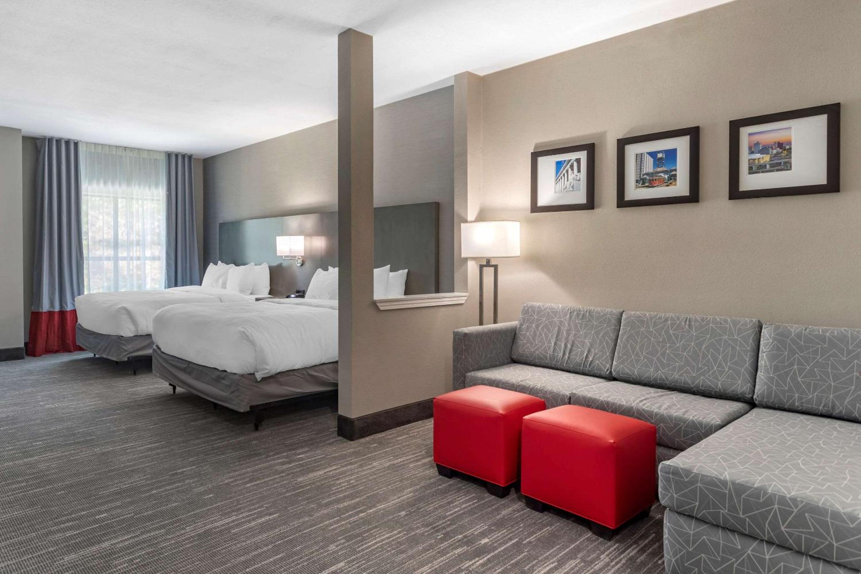 Queen Room with Two Queen Beds - Accessible/Non-Smoking  - Photo 3