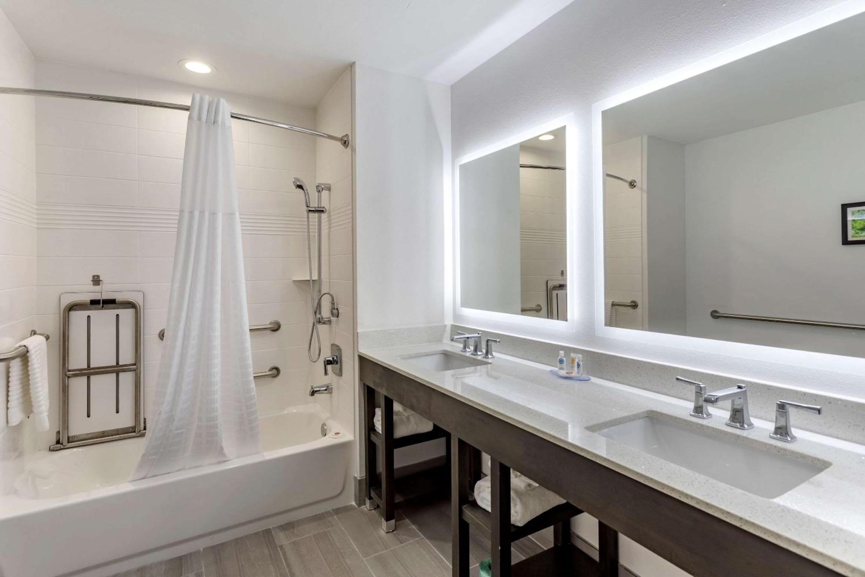 Suite with Two Queen Beds - Accessible/Non-Smoking - Photo 3