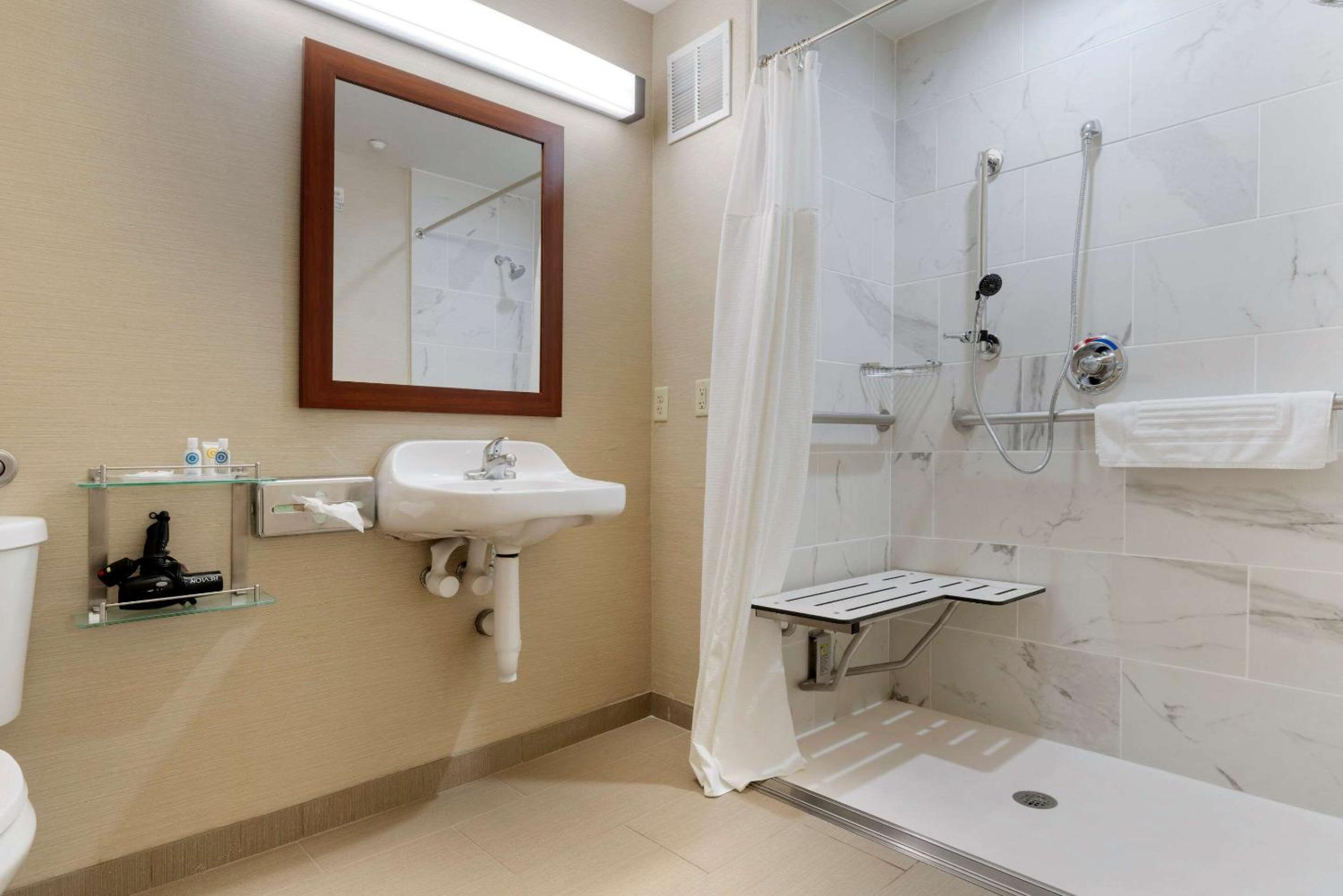 Queen Suite with Two Queen Beds - Mobility Accessible/Non-Smoking - Photo 3