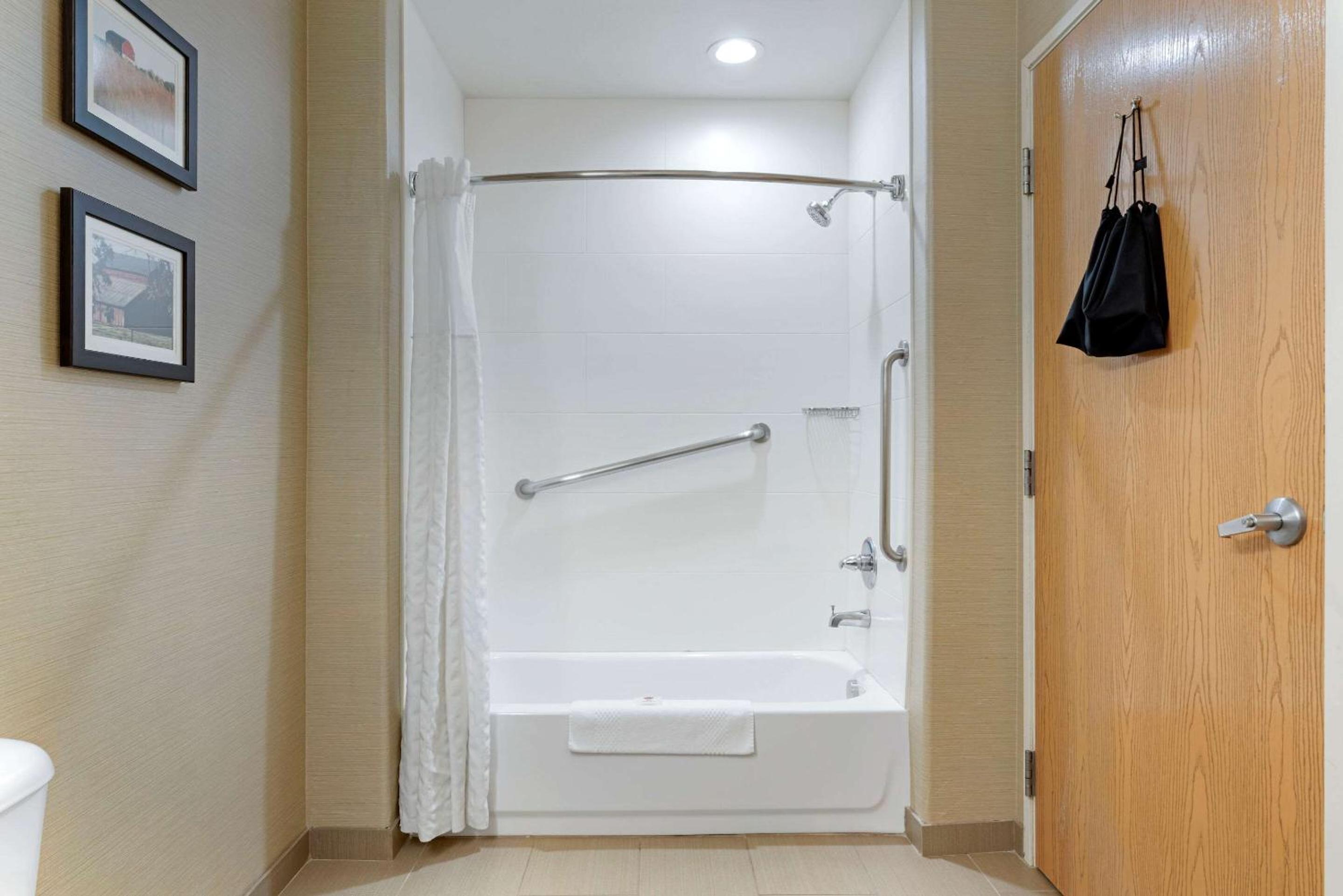 Queen Suite with Two Queen Beds and Accessible Tub - Accessible/Non-Smoking - Photo 6