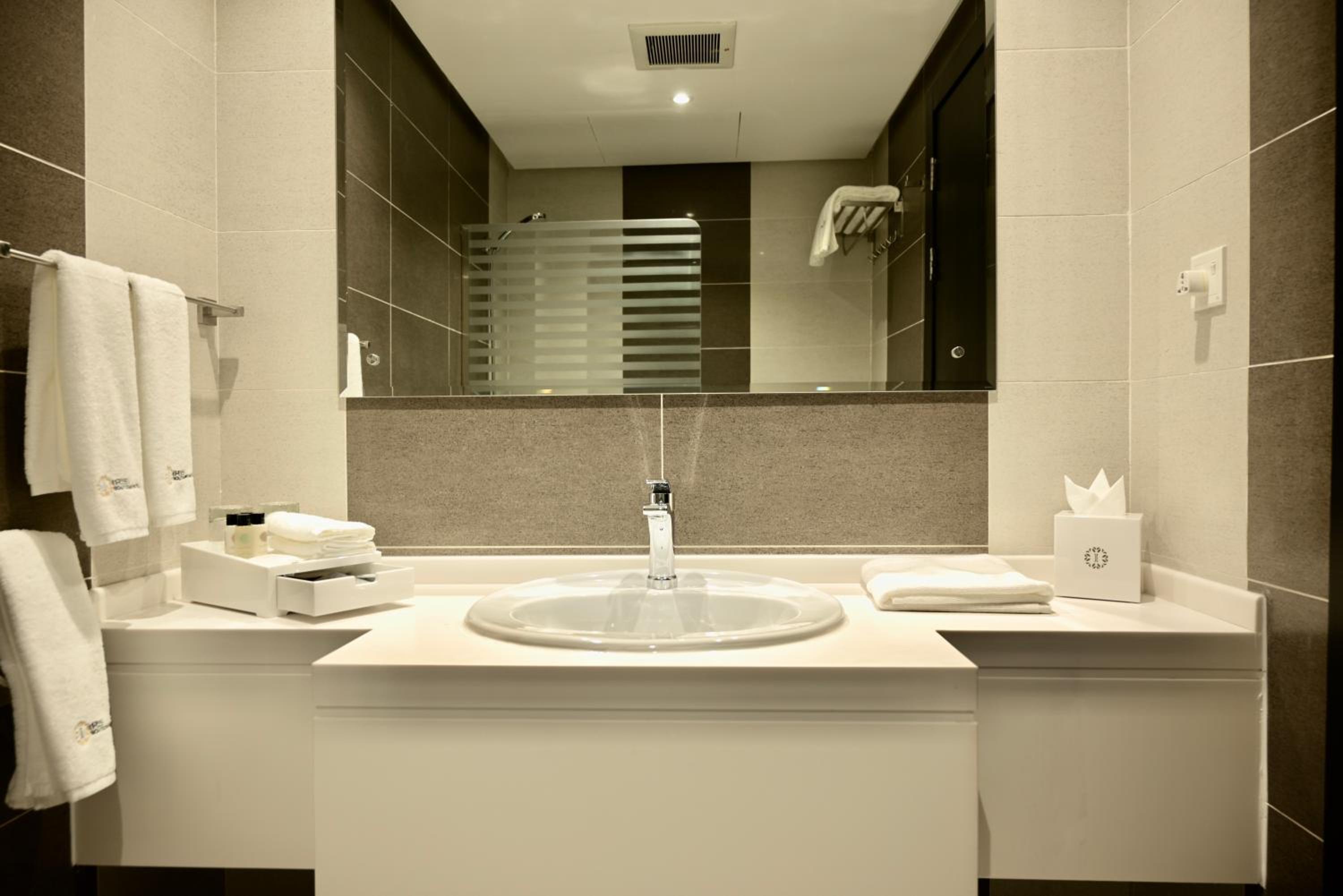 Deluxe Double Room (2 Adults + 1 Child) - Photo 6