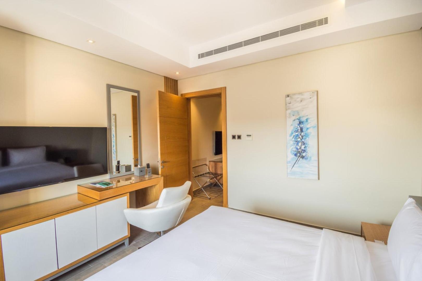 Deluxe King Suite - Photo 5