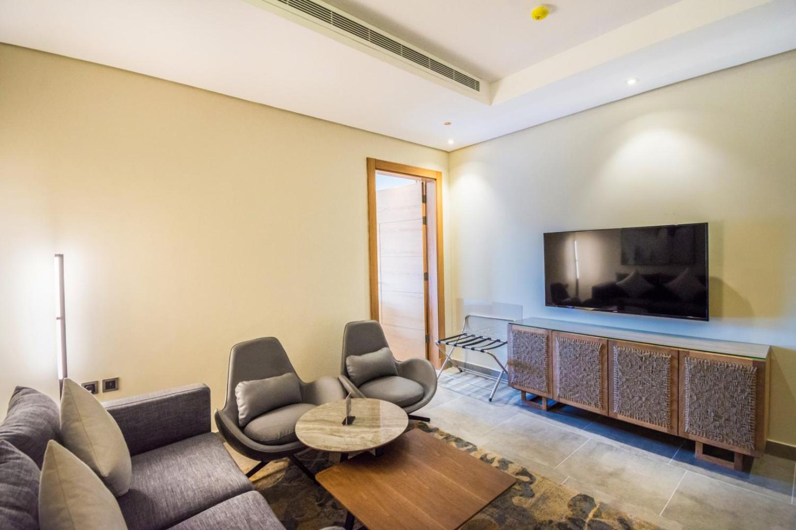 Deluxe King Suite - Photo 3