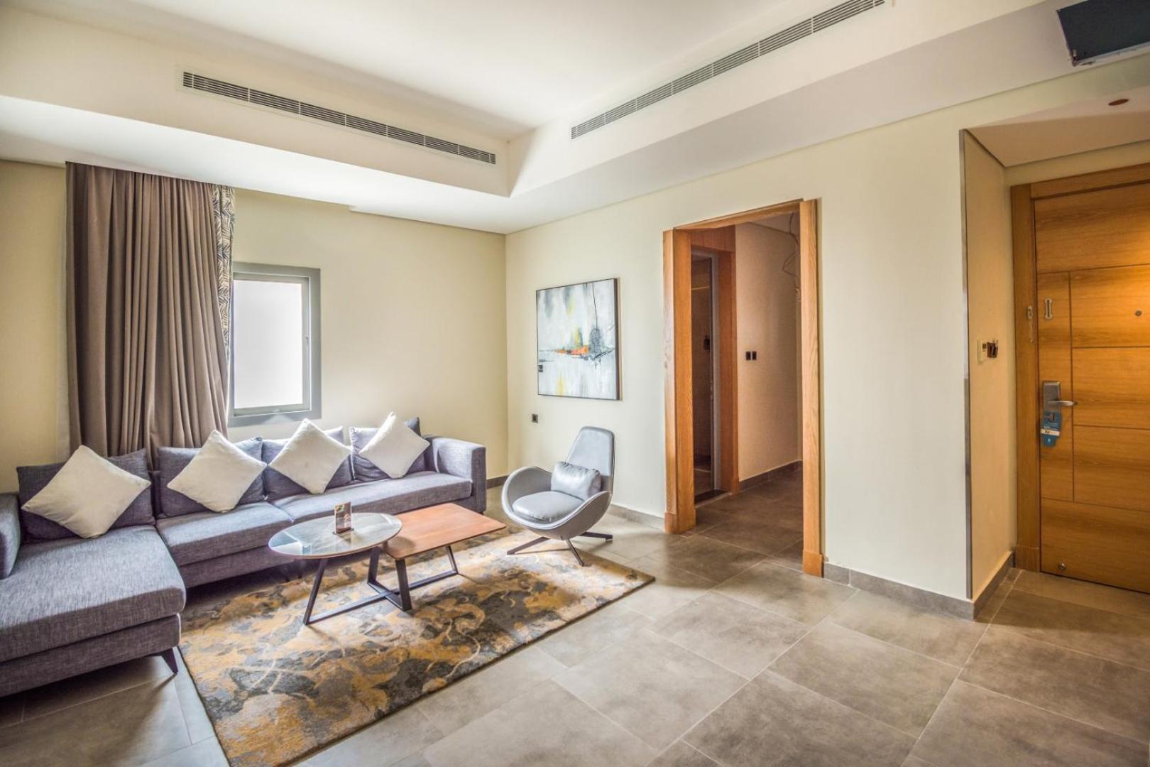 Deluxe King Suite - Photo 4