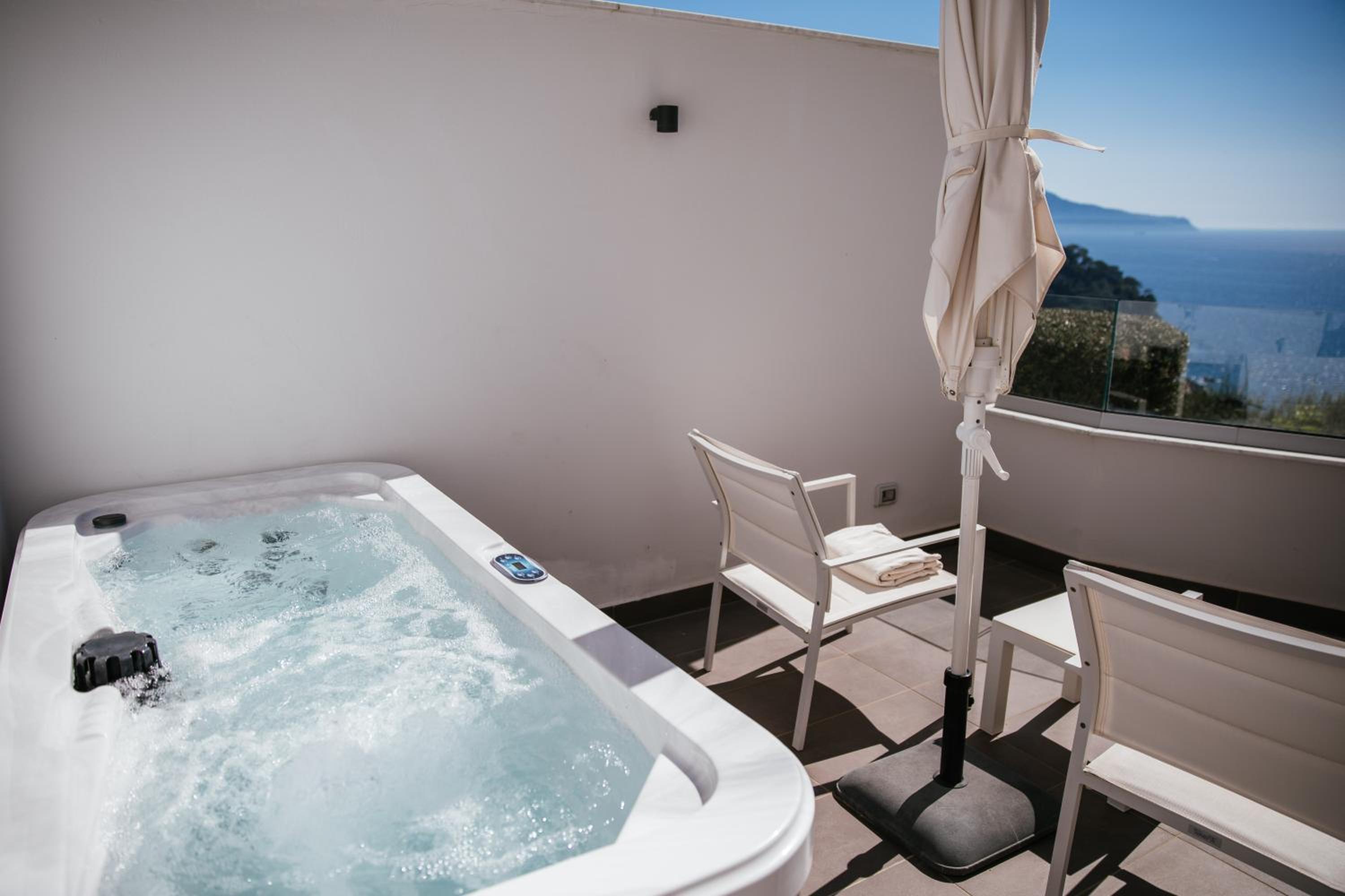 Queen Suite with Spa Bath photo 2