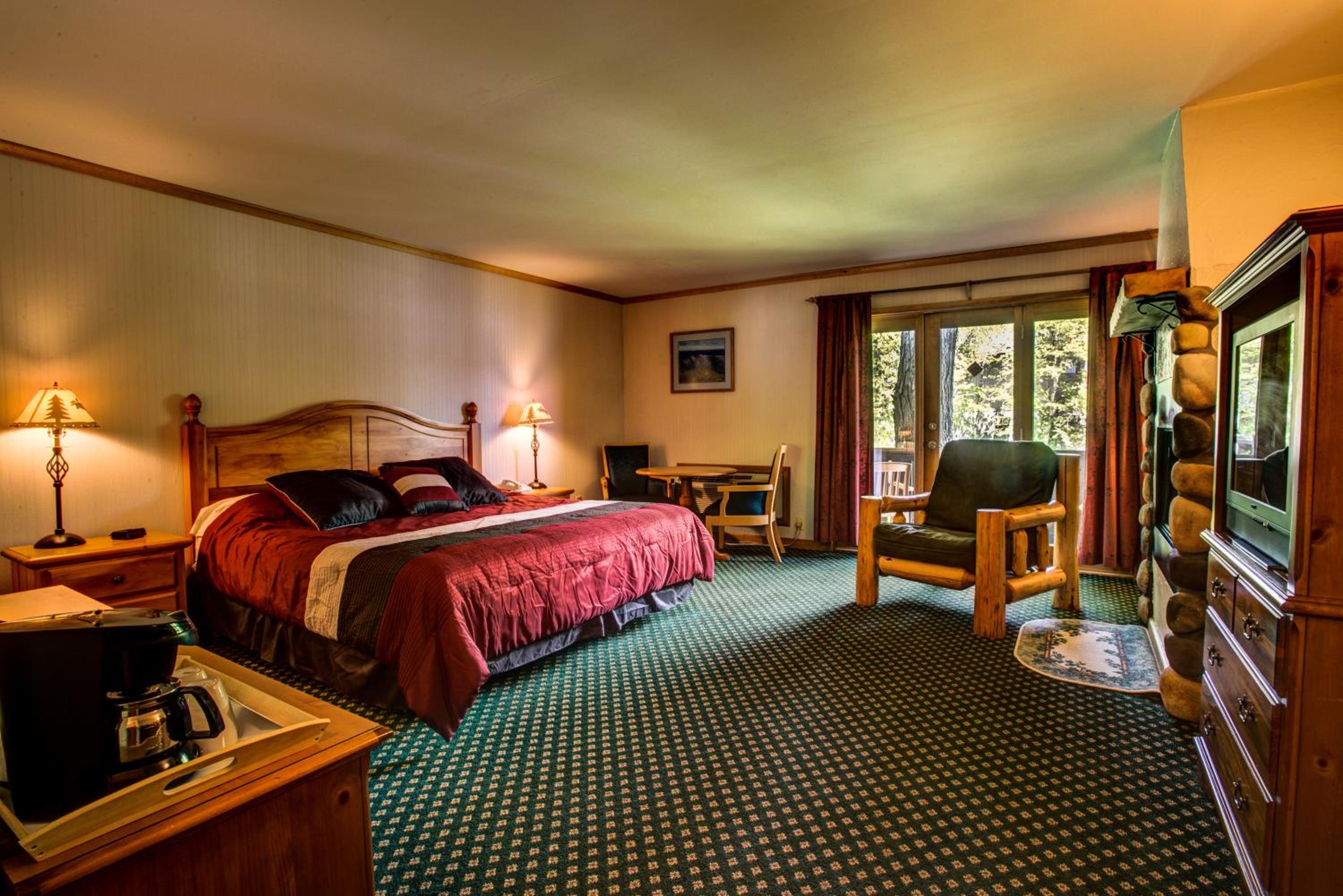 Deluxe Double Room with King Bed photo 1