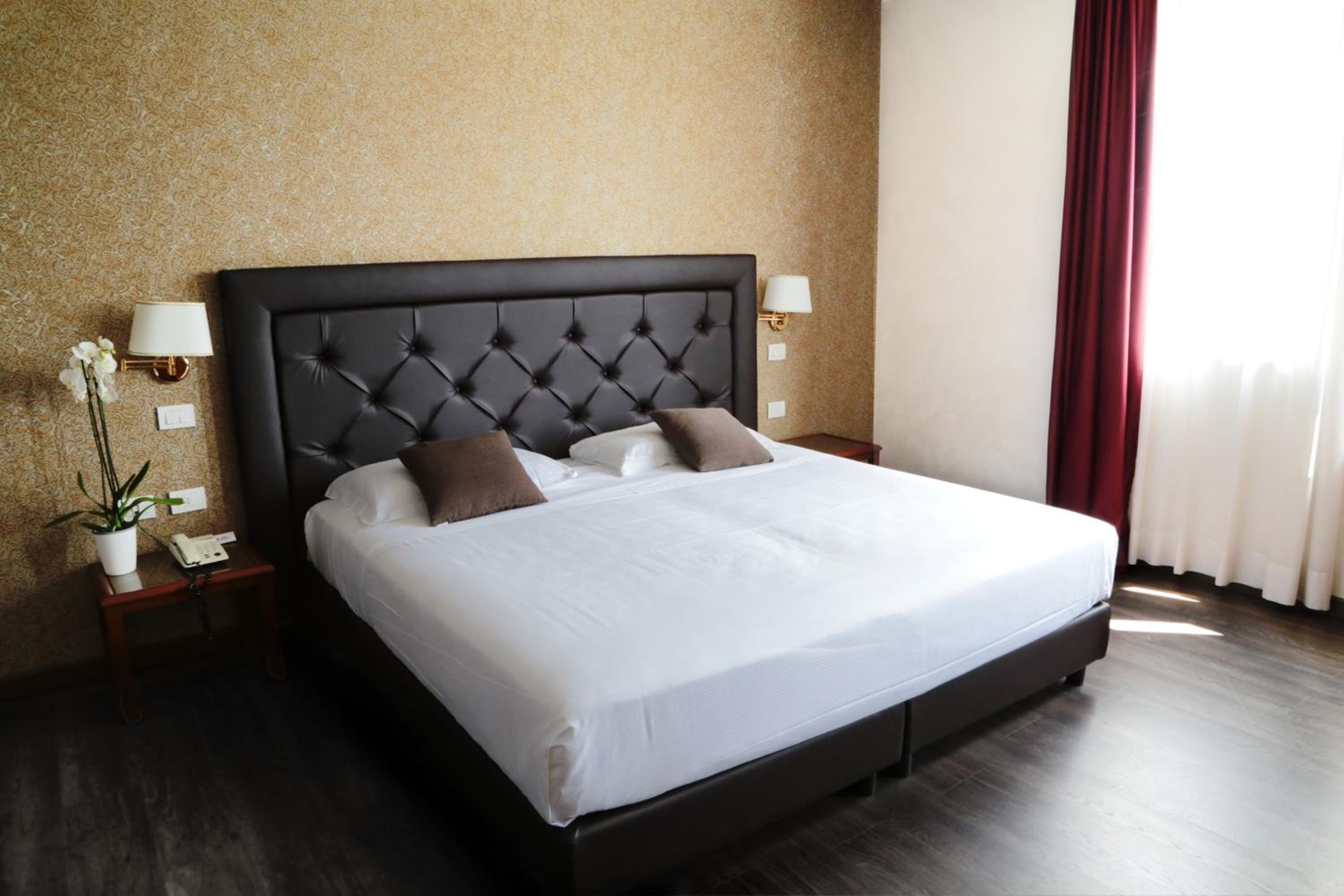 Quadruple Room with King Bed thumbnail 5
