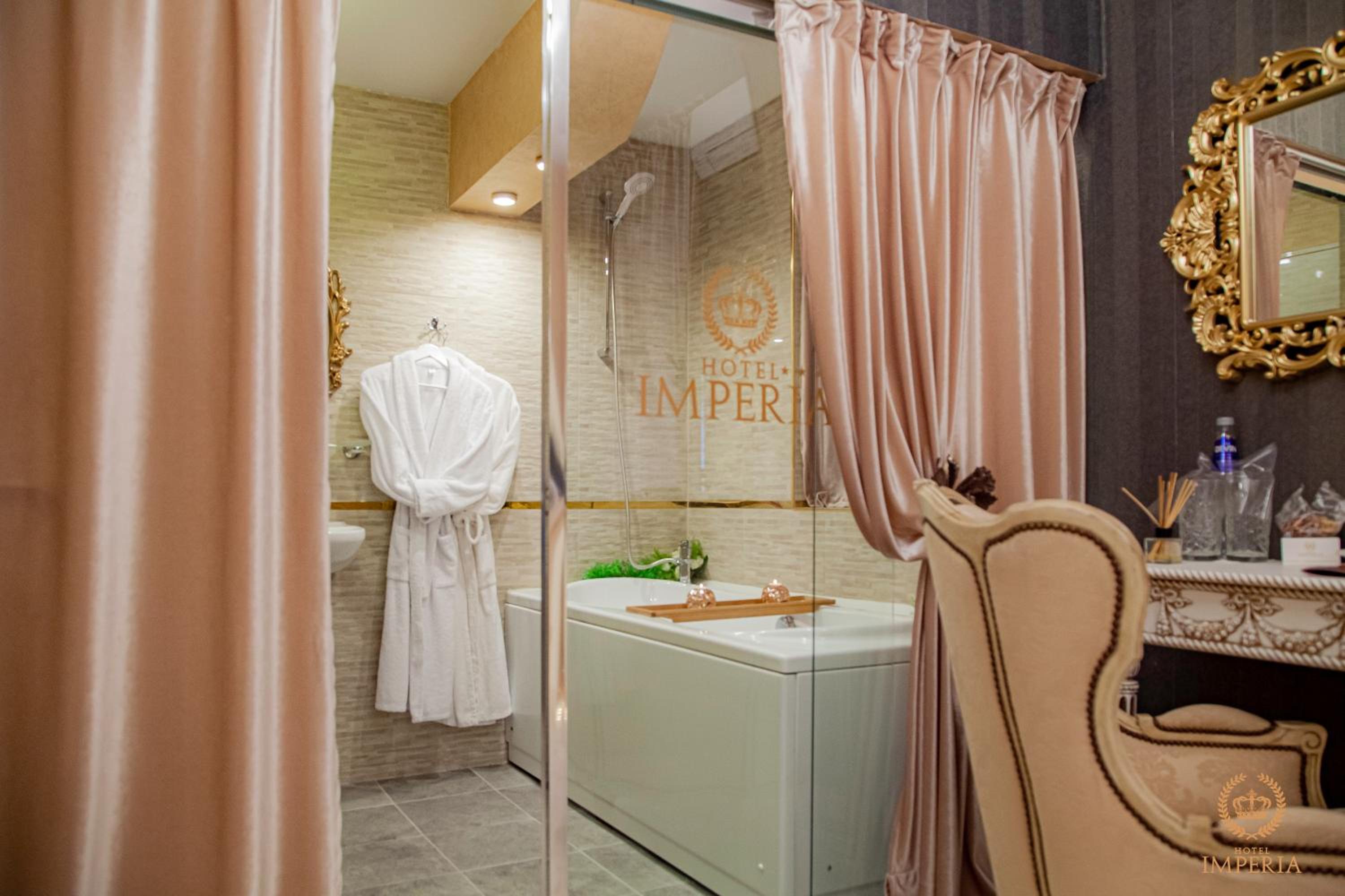 Studio with Spa Bath - Photo 11