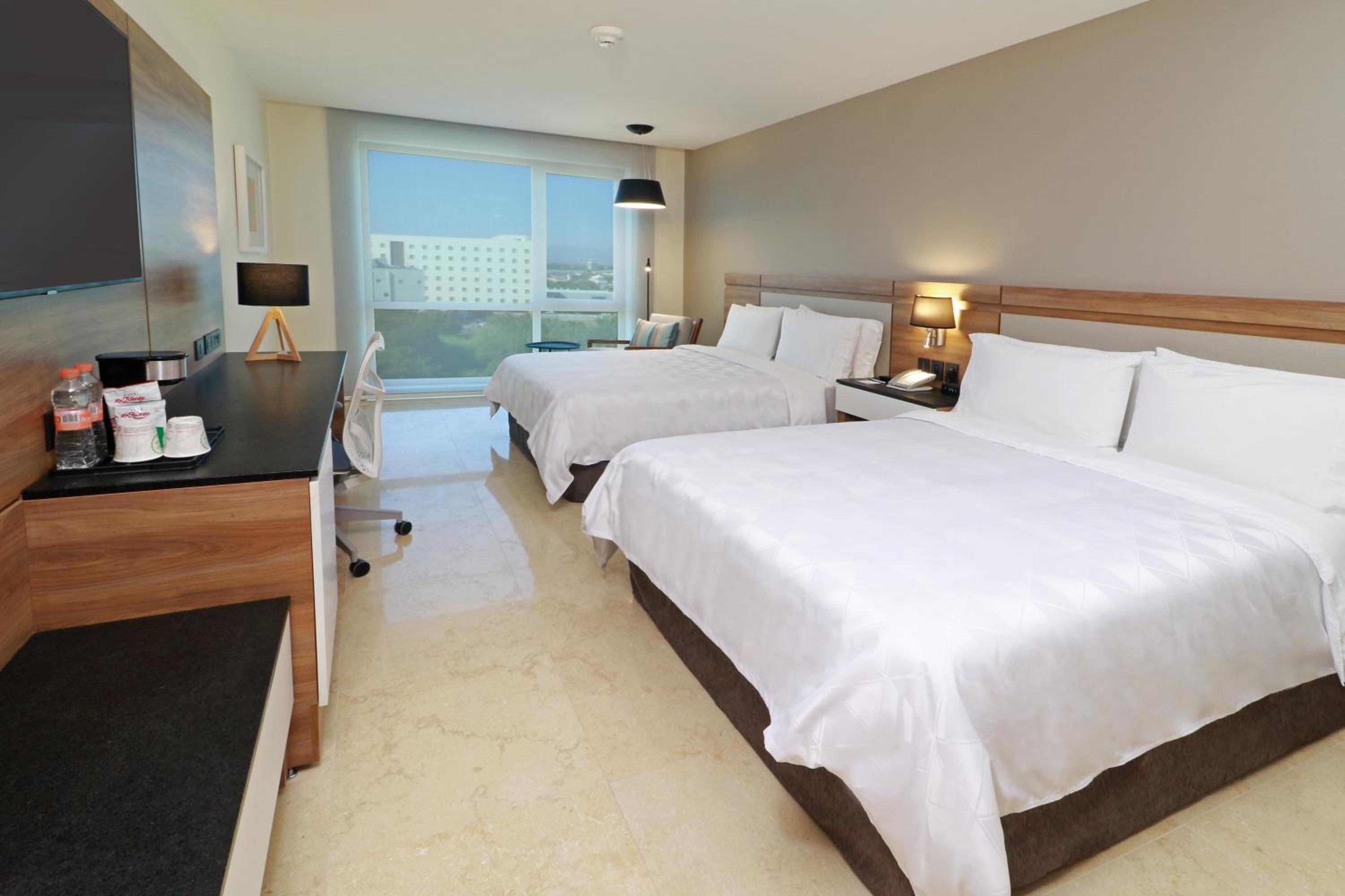 Standard Room with Two Queen Beds - Photo 6