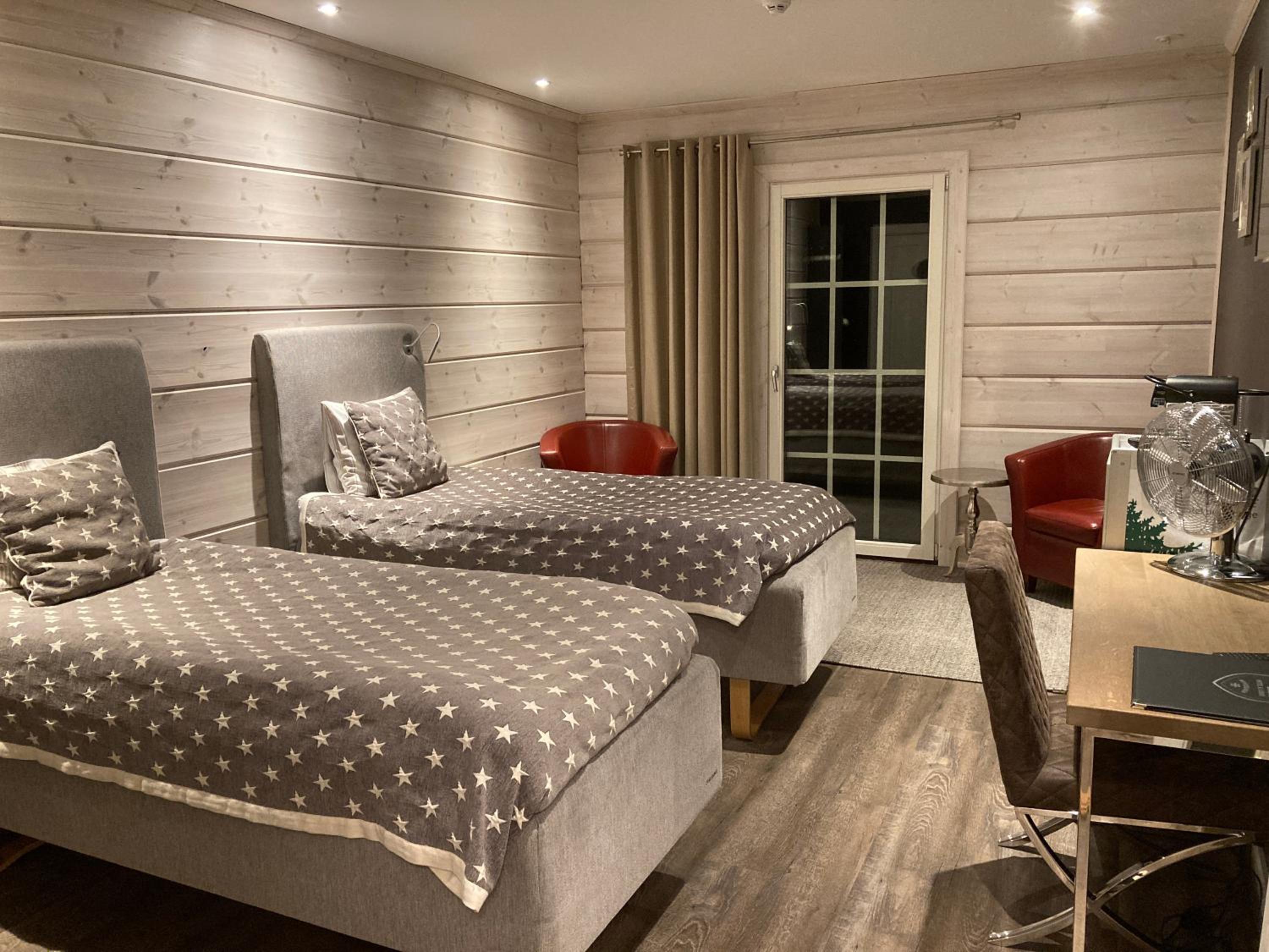 Deluxe Twin Room with Private Bathroom photo 3