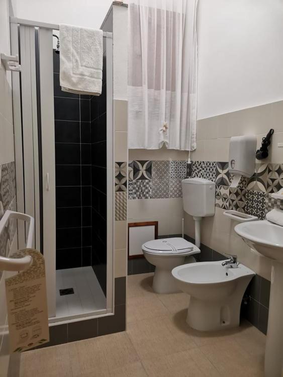 Large Double Room - Photo 4