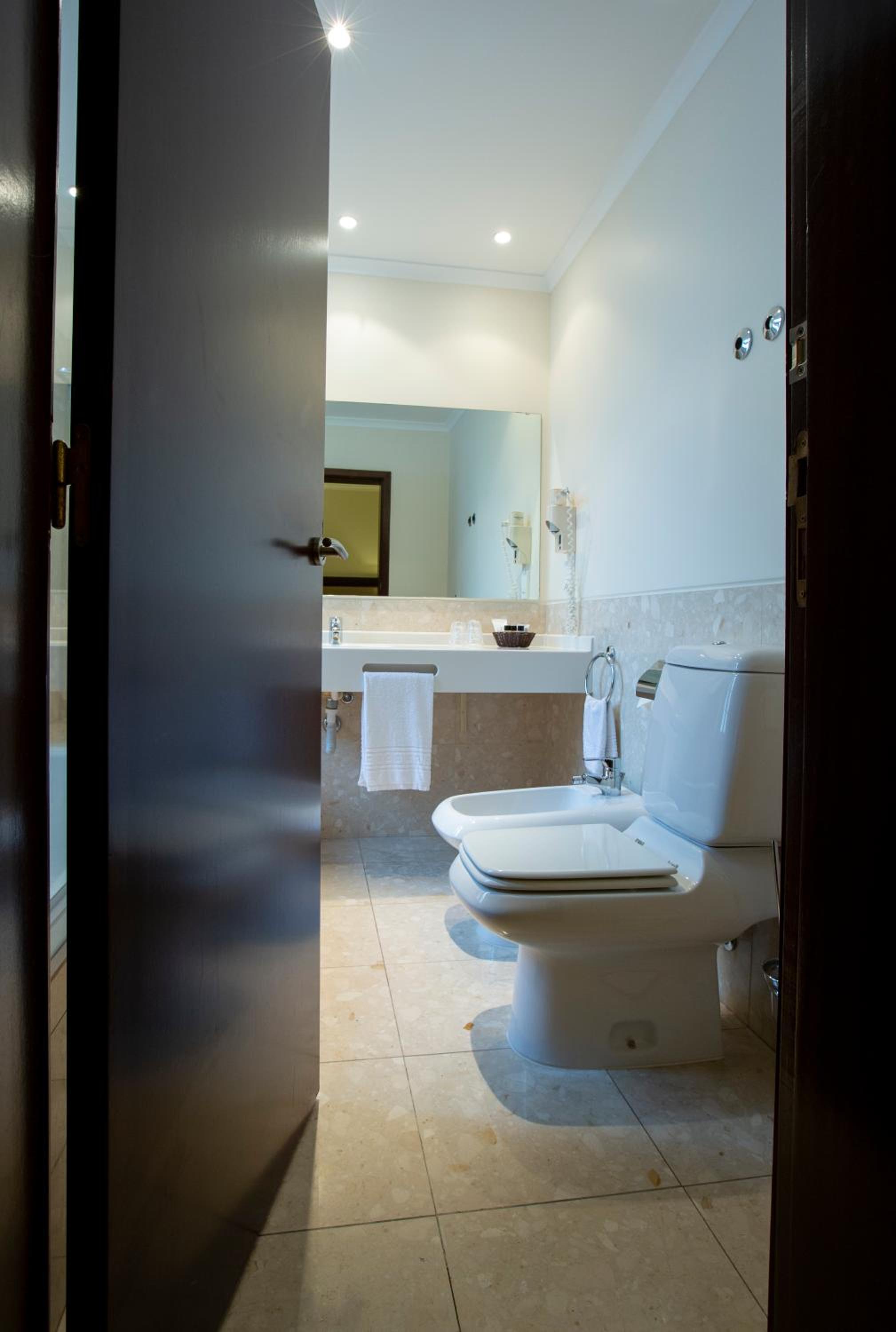 Double or Twin Room - Photo 4