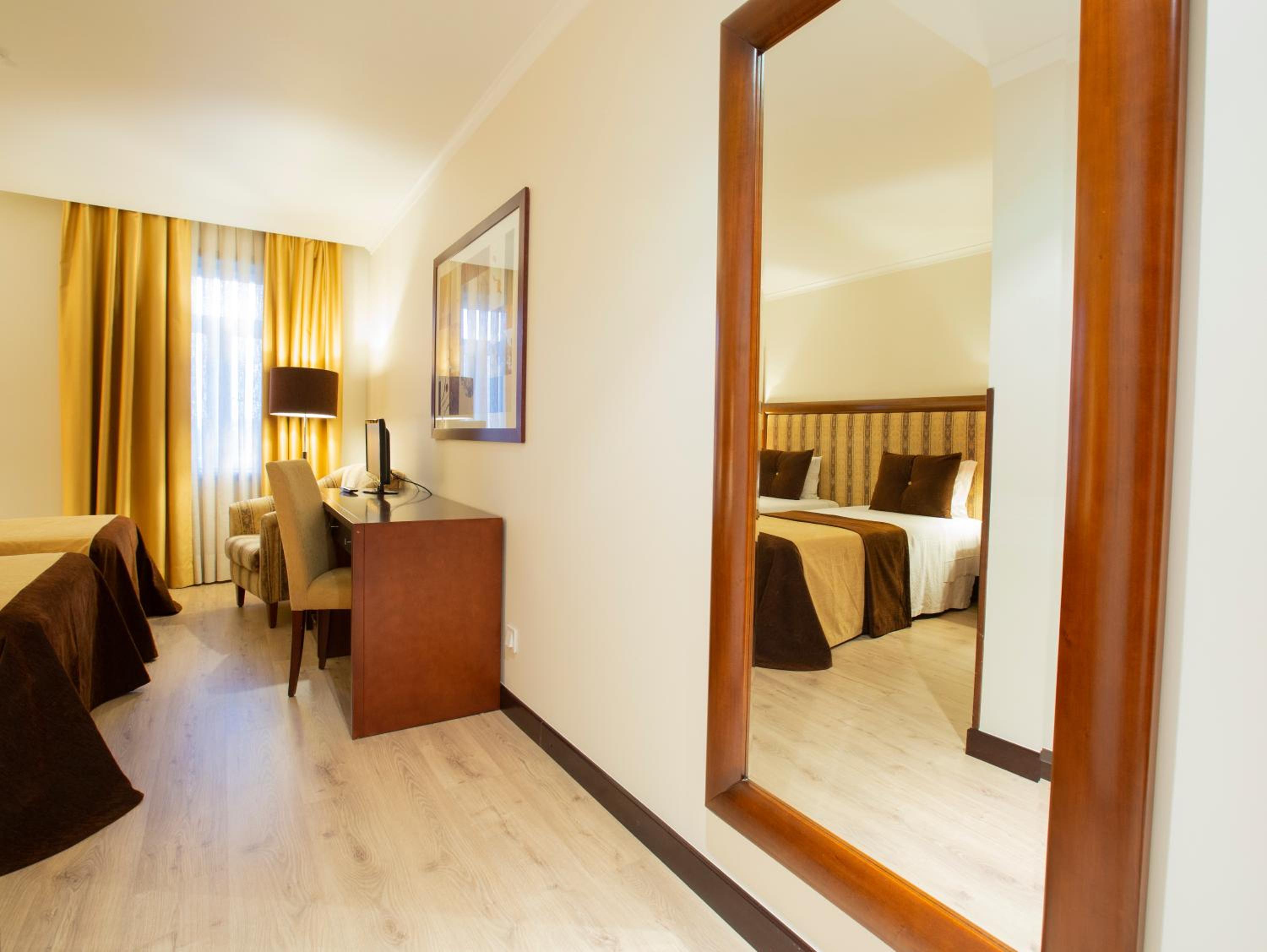 Double or Twin Room - Photo 3