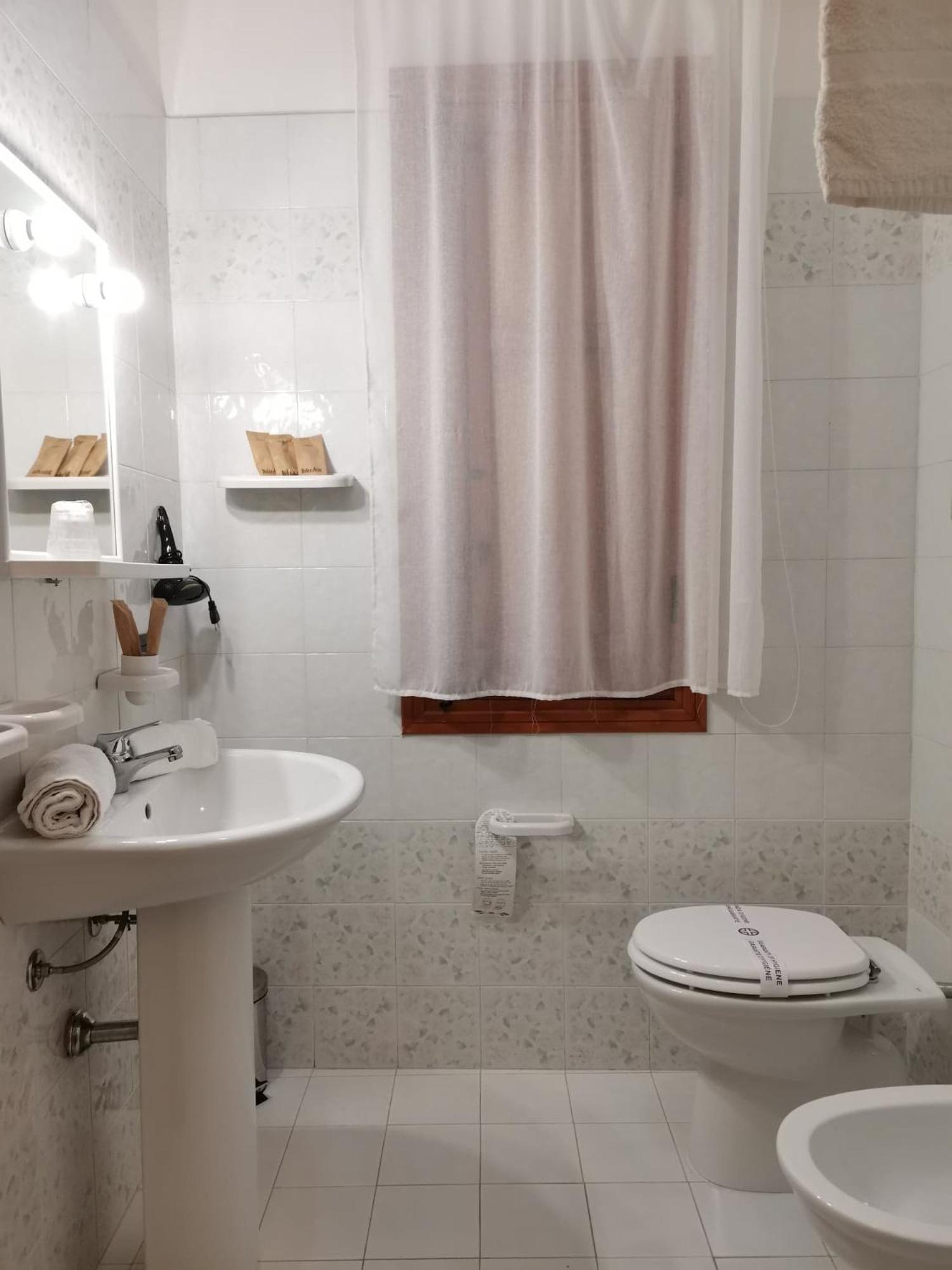 Large Double Room - Photo 3