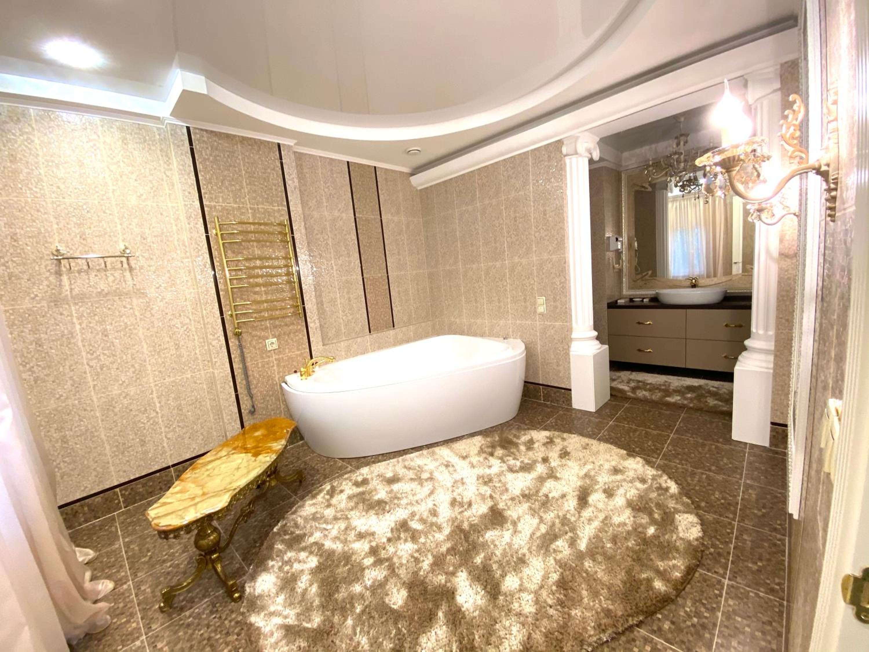 Deluxe King Suite photo 3