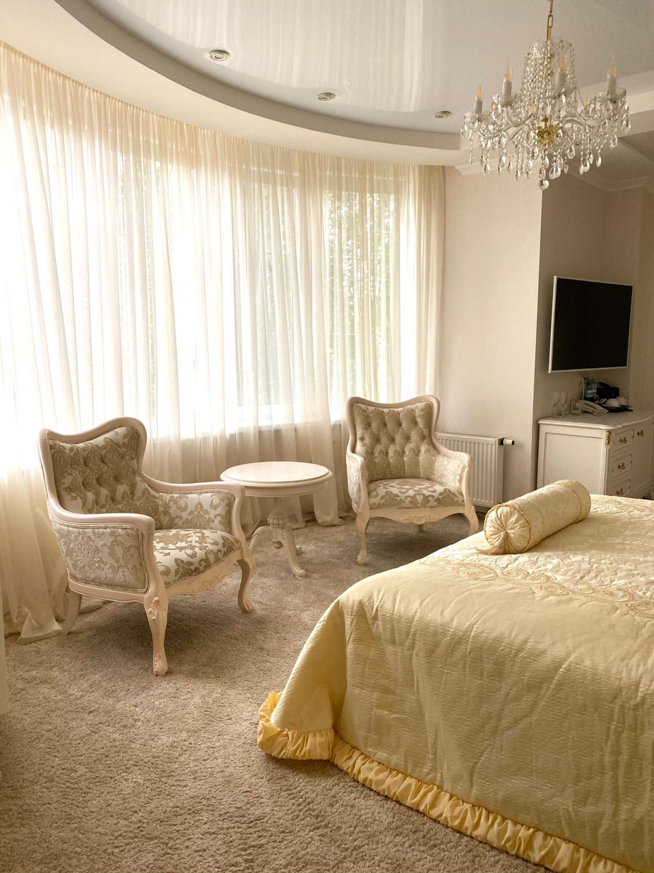 Deluxe King Suite photo 2
