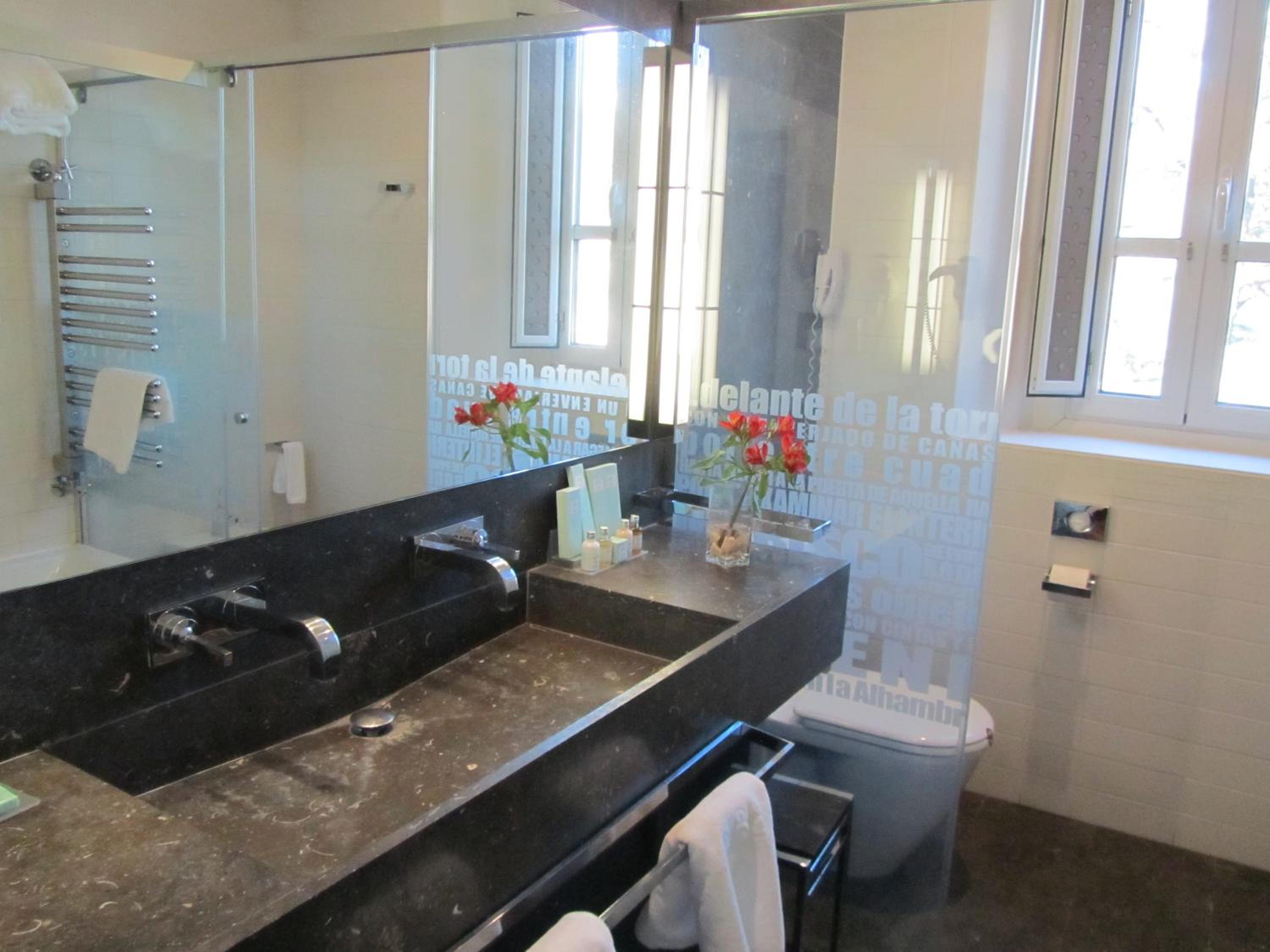 Standard Double Room (2 Adults + 1 Child) - Photo 3