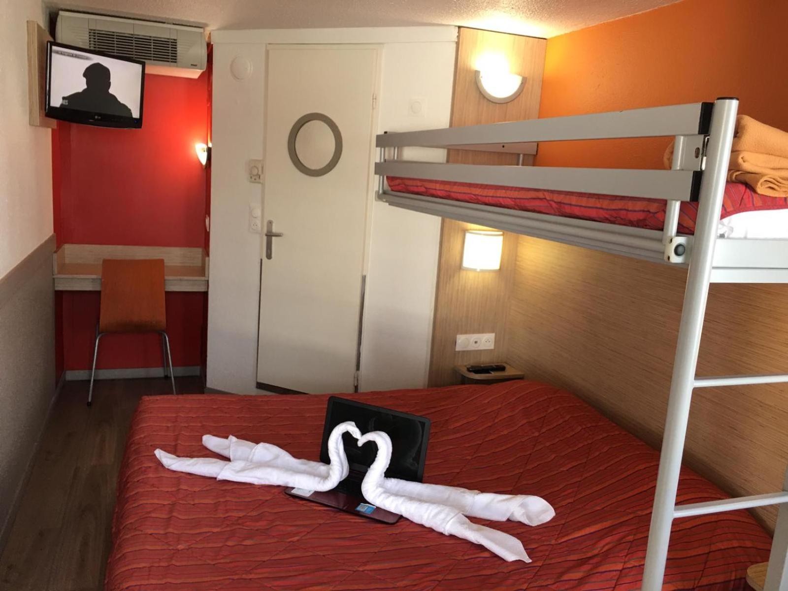 Triple Room (1 Double Bed + 1 Single Bed) - Photo 1