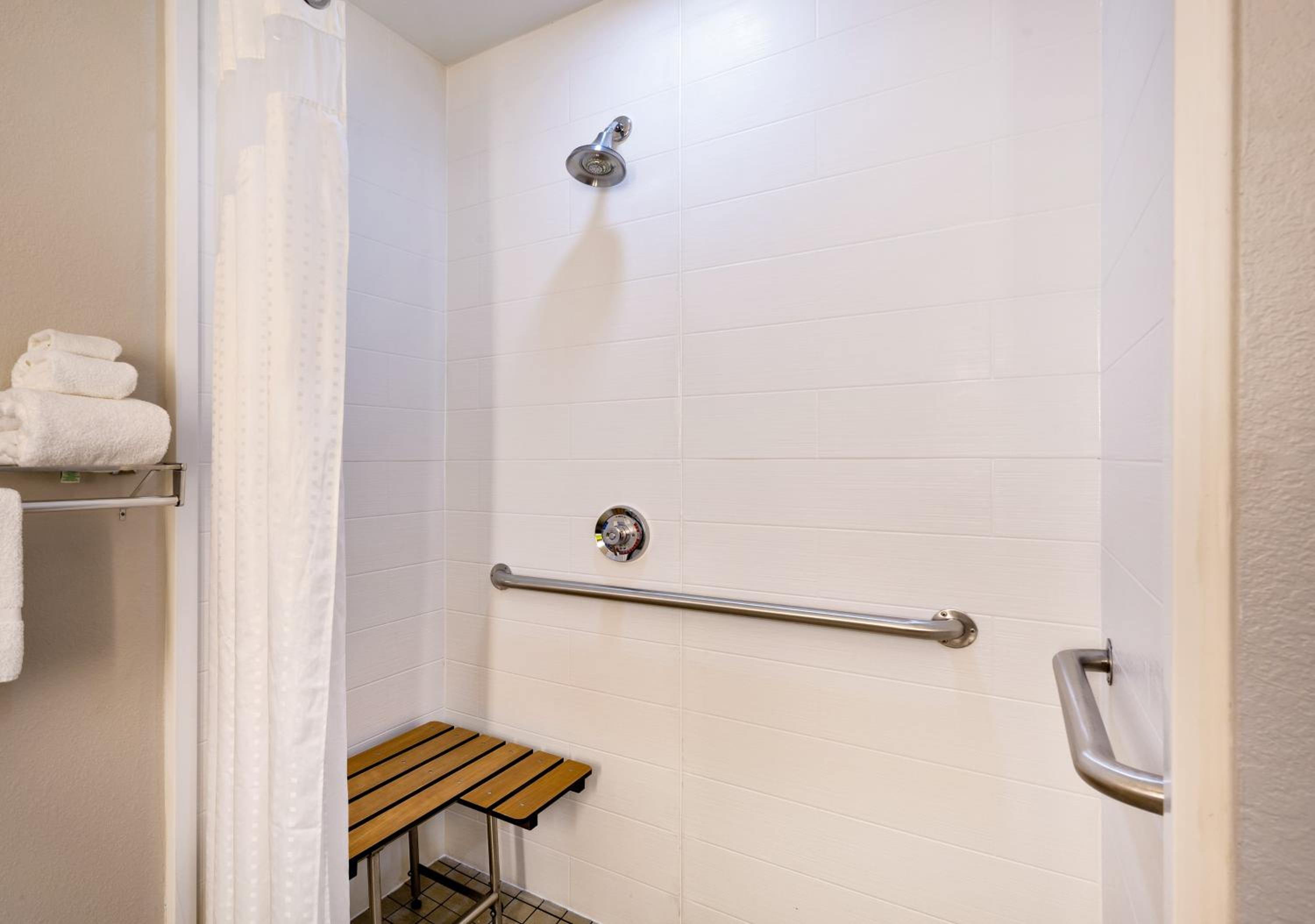 Standard Queen Room with Two Queen Beds and Roll-In Shower - Mobility Access - Photo 3