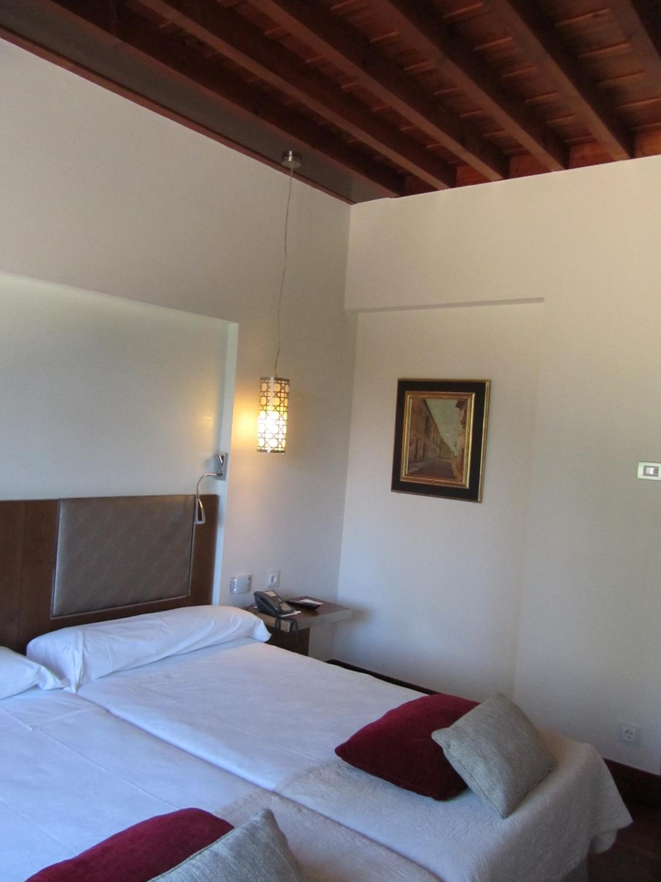 Standard Double Room (2 Adults + 1 Child) - Photo 1