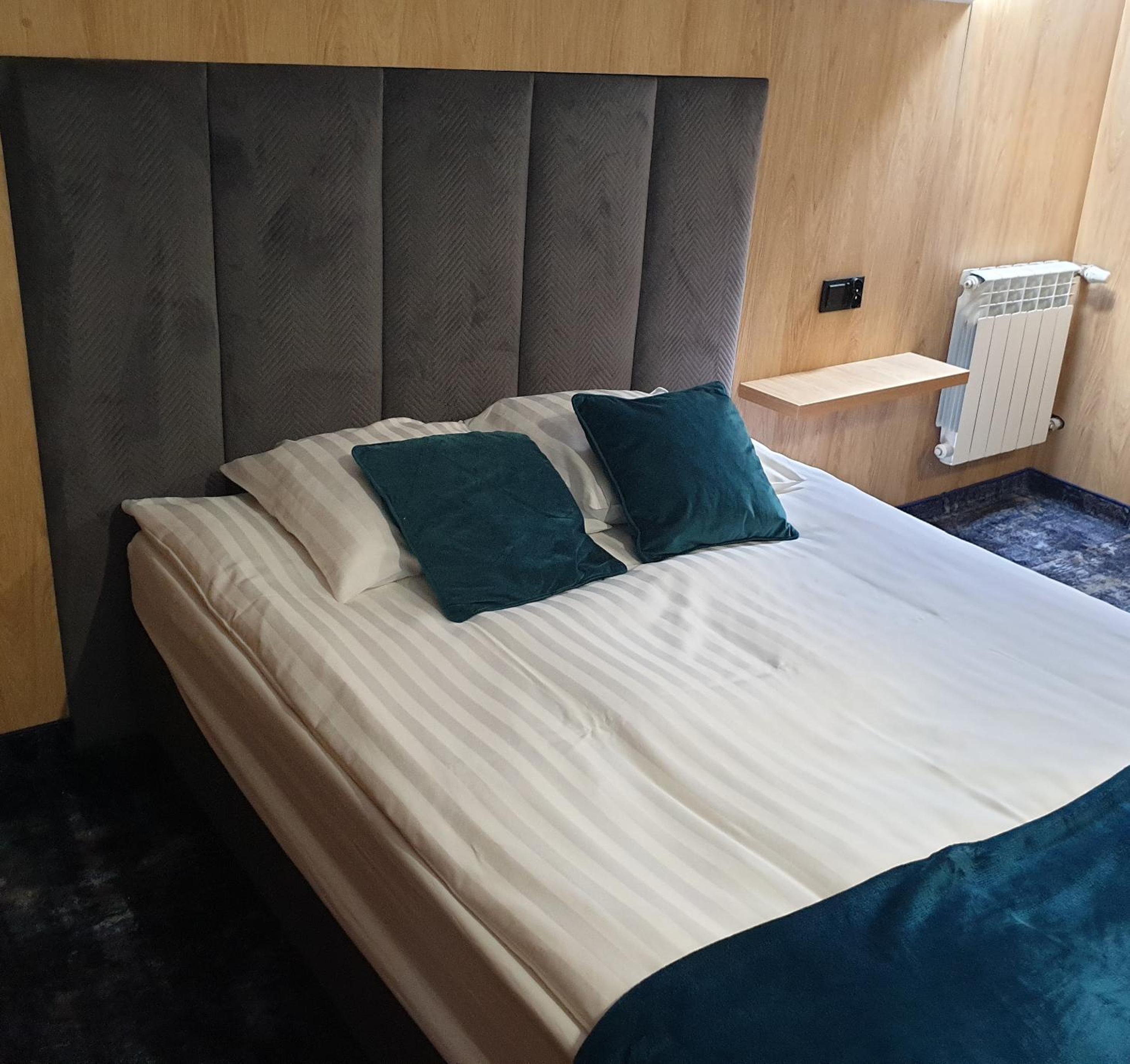 Double Room - Photo 8