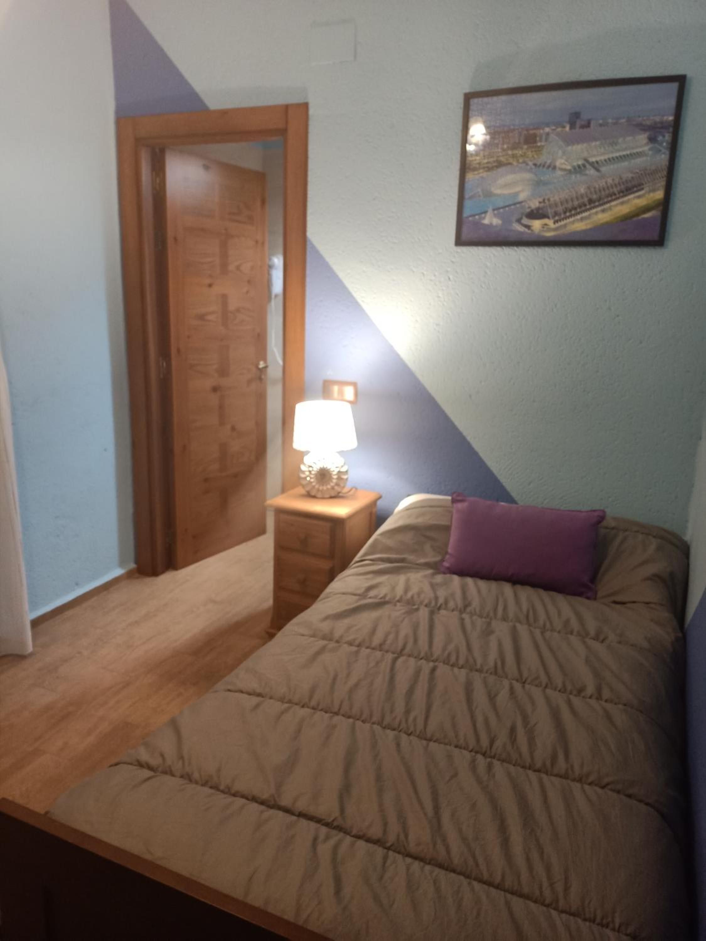 Small Single Room photo 3