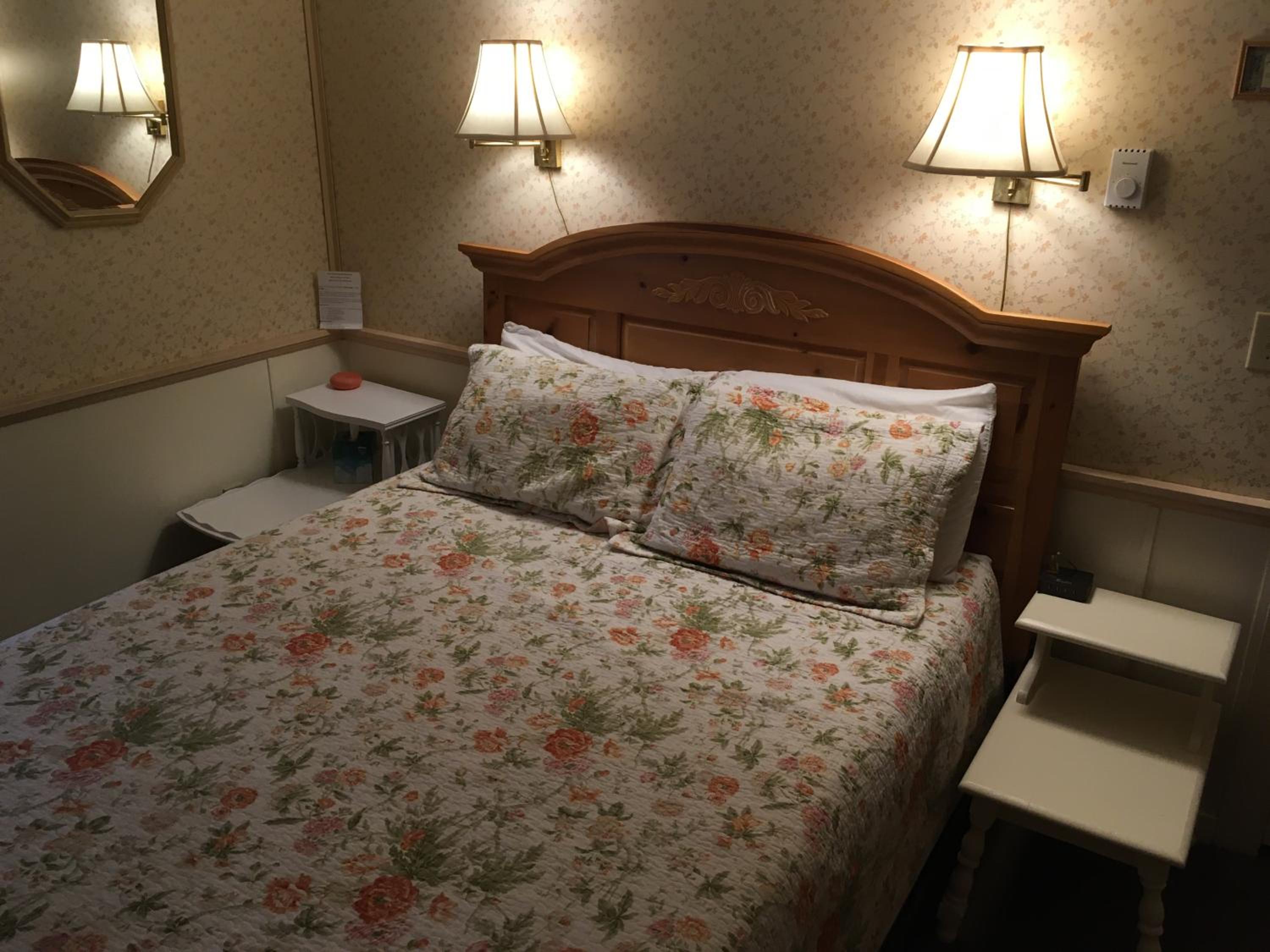 1 Queen Bed With Private External Bathroom (NO Pets) photo 3