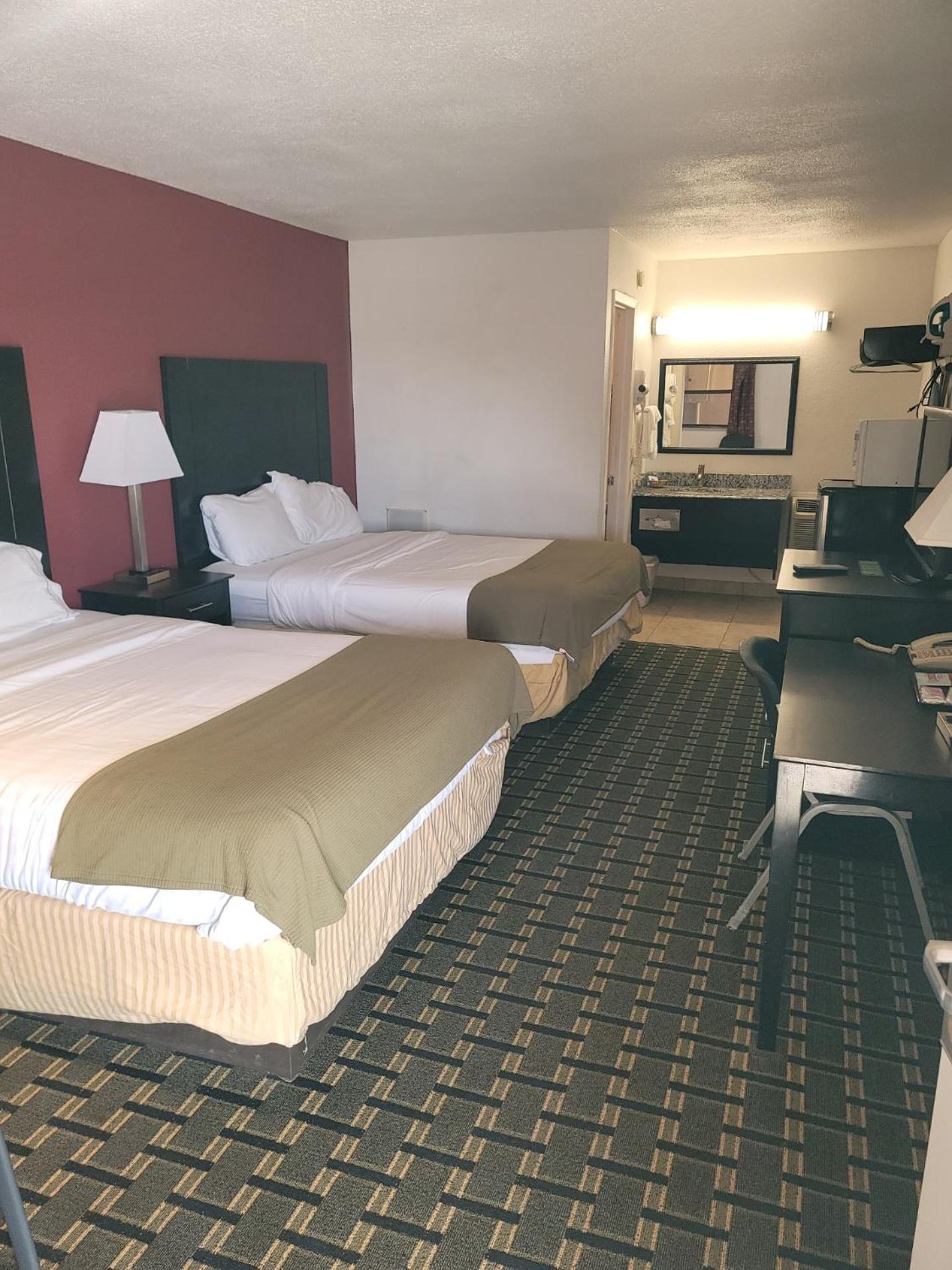 Queen Room with Two Queen Beds - Photo 4