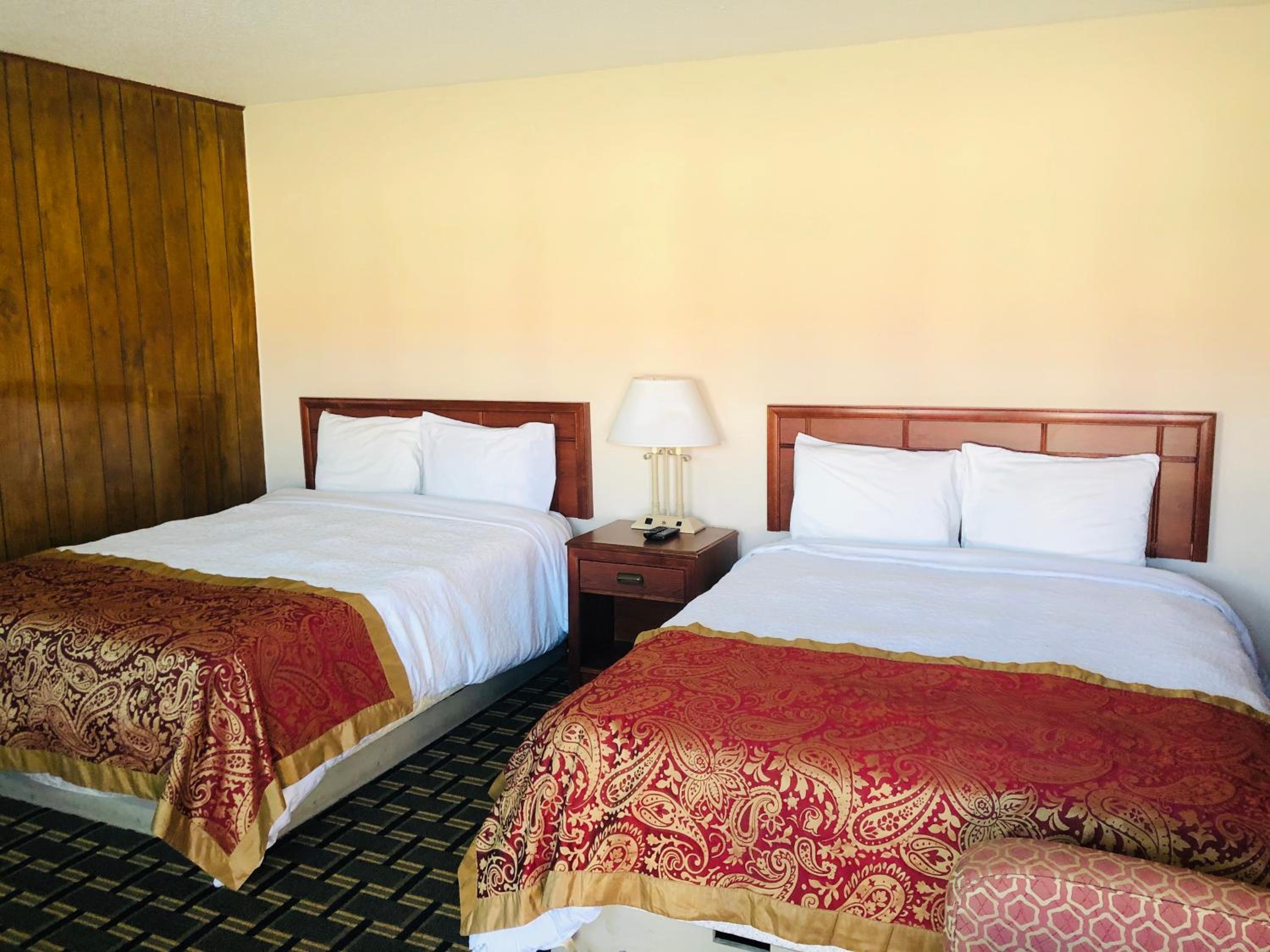 2 Queen Beds Non-Smoking photo 2