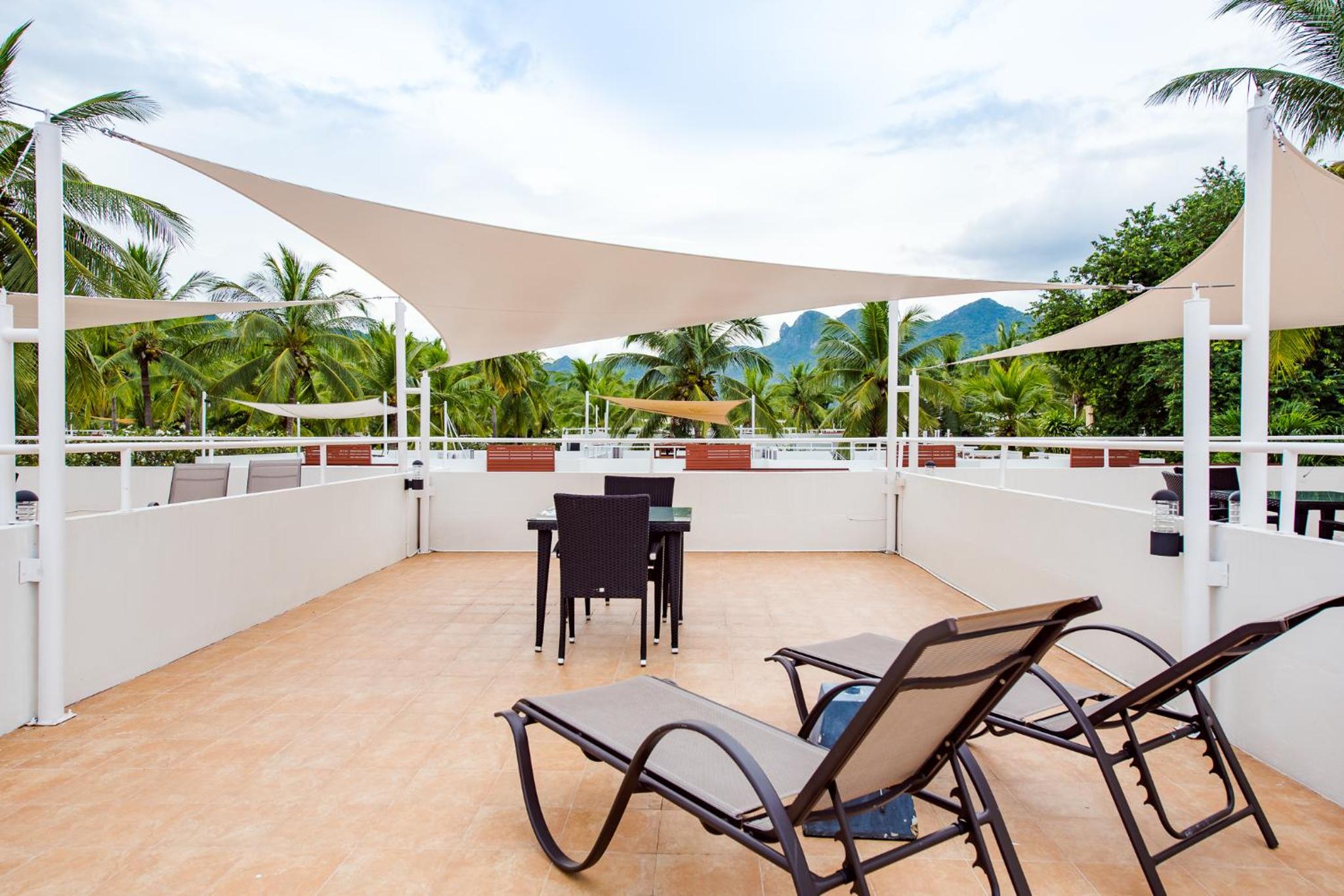 Premium One Bedroom Pool Suite Terrace photo 2