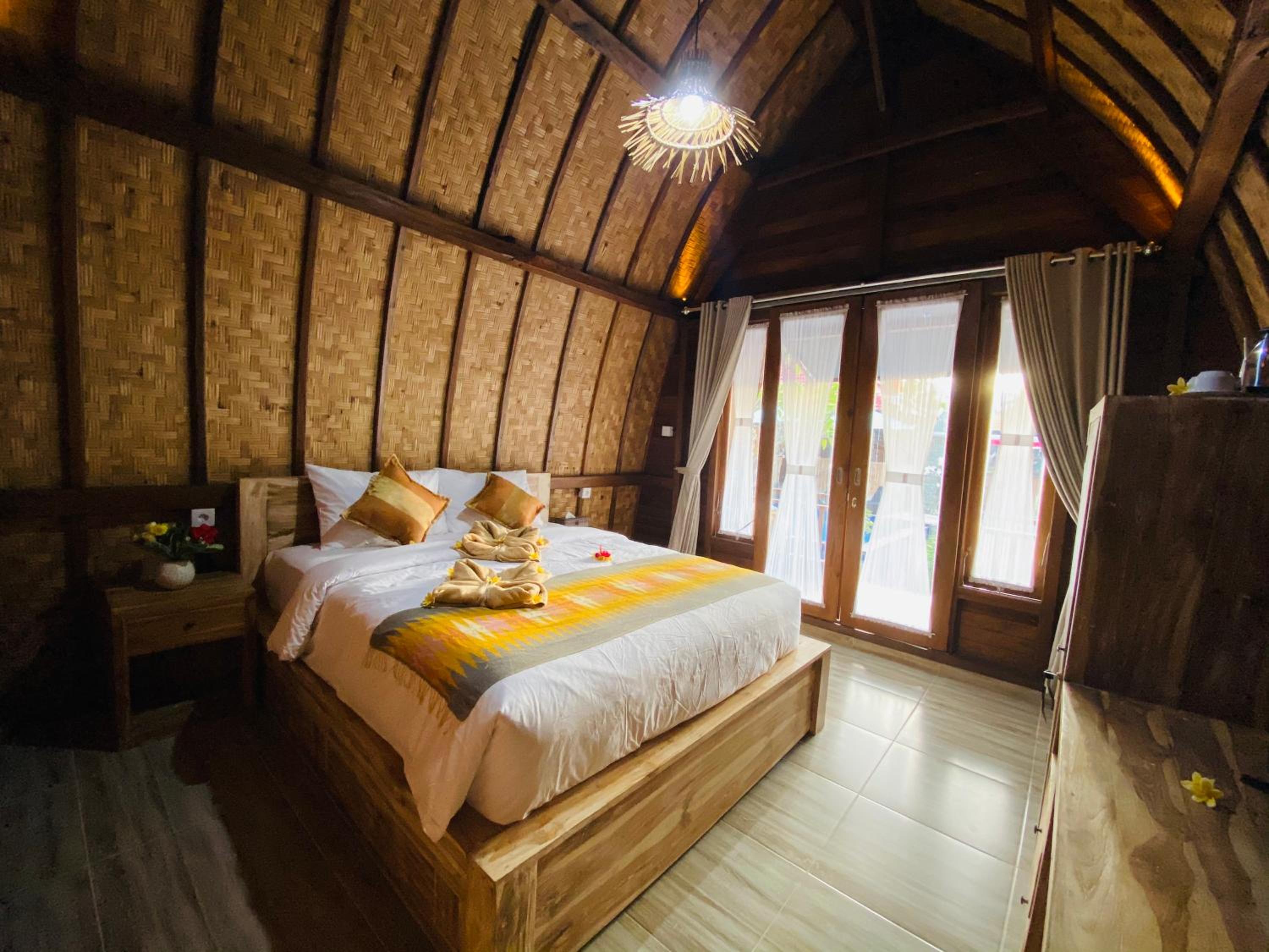 Deluxe Double Room with Balcony - Photo 9