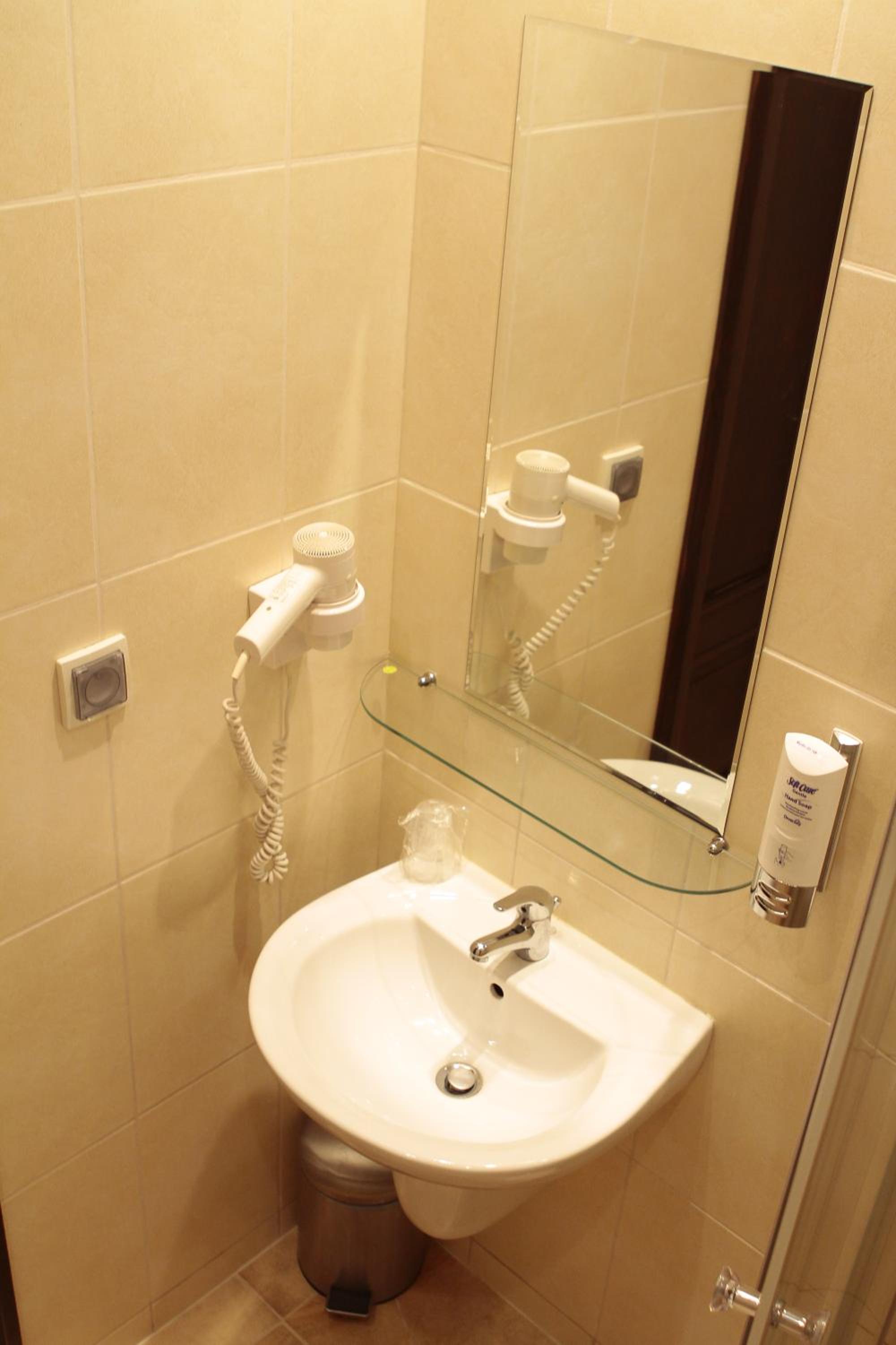 Twin Room - Photo 5
